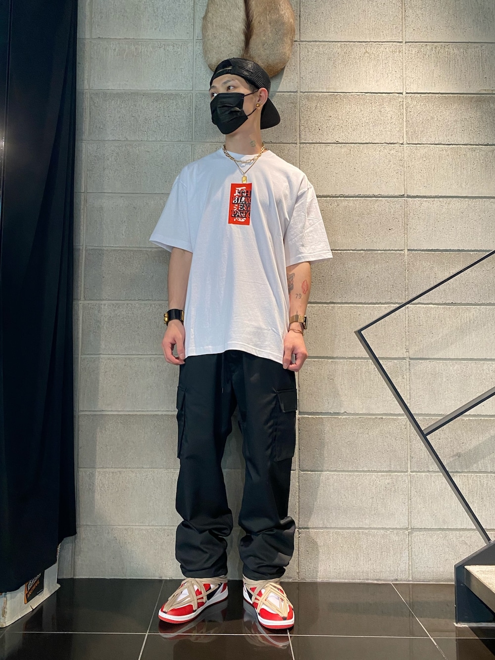 「スニーカー、キャップ、オーバーサイズ、スニーカーコーデ、Danke schon、カーゴパンツ、モノクロ、モノクロコーデ、オーバーＴシャツ、black eye patch」｜「BlackEyePatchのアイテム（Tシャツ/カットソー、ホワイト系）」を使った、𝐊𝐚𝐢𝐭𝐨さん（メンズ・180cm）の夏コーディネートの1枚目の写真