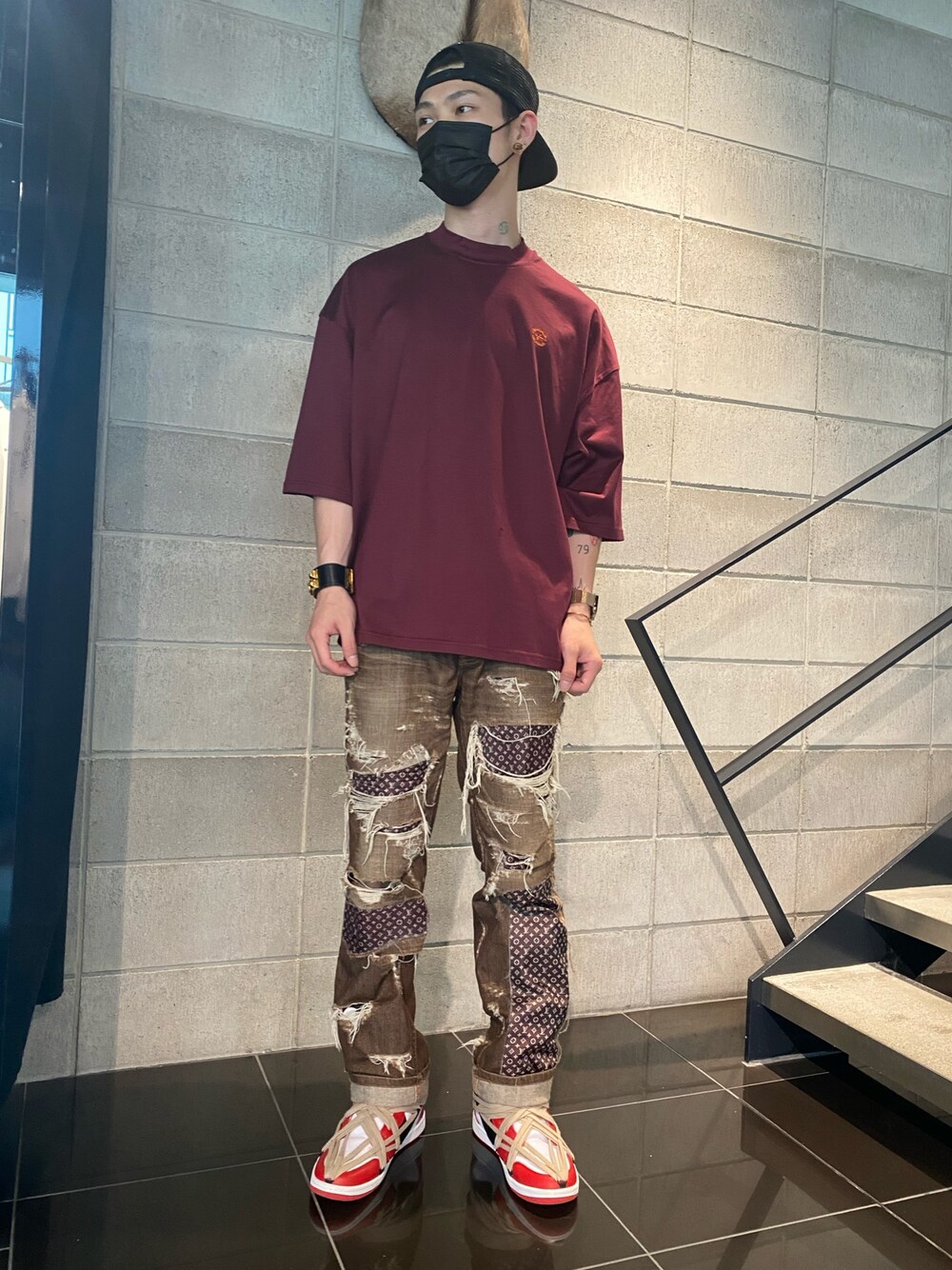 「Danke schon、オーバーサイズ、オーバーサイズＴ、デニム、デニムパンツ、ダメージデニムパンツ、スニーカー、スニーカーコーデ、レッド、ブラウン」｜「DANKE SCHONのアイテム（Tシャツ/カットソー、レッド系）」を使った、𝐊𝐚𝐢𝐭𝐨さん（メンズ・180cm）の夏コーディネートの1枚目の写真