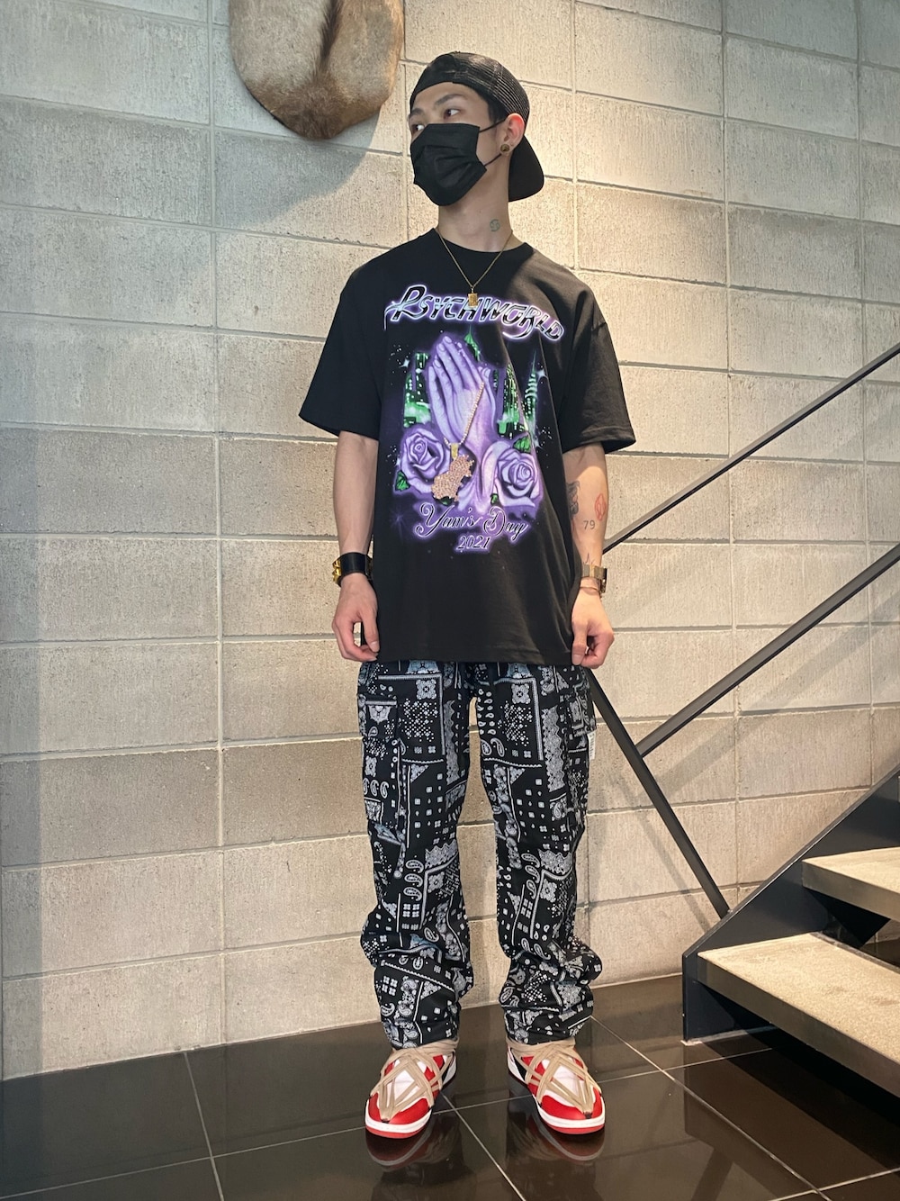 「スニーカー、ペイズリー柄、オーバーサイズ、スニーカーコーデ、カーゴパンツ、ペイズリー、asapmob、ペイズリー柄パンツ、オーバーＴシャツ、psychworld」｜「psychworldのアイテム（Tシャツ/カットソー、ブラック系）」を使った、𝐊𝐚𝐢𝐭𝐨さん（メンズ・180cm）の夏コーディネートの1枚目の写真