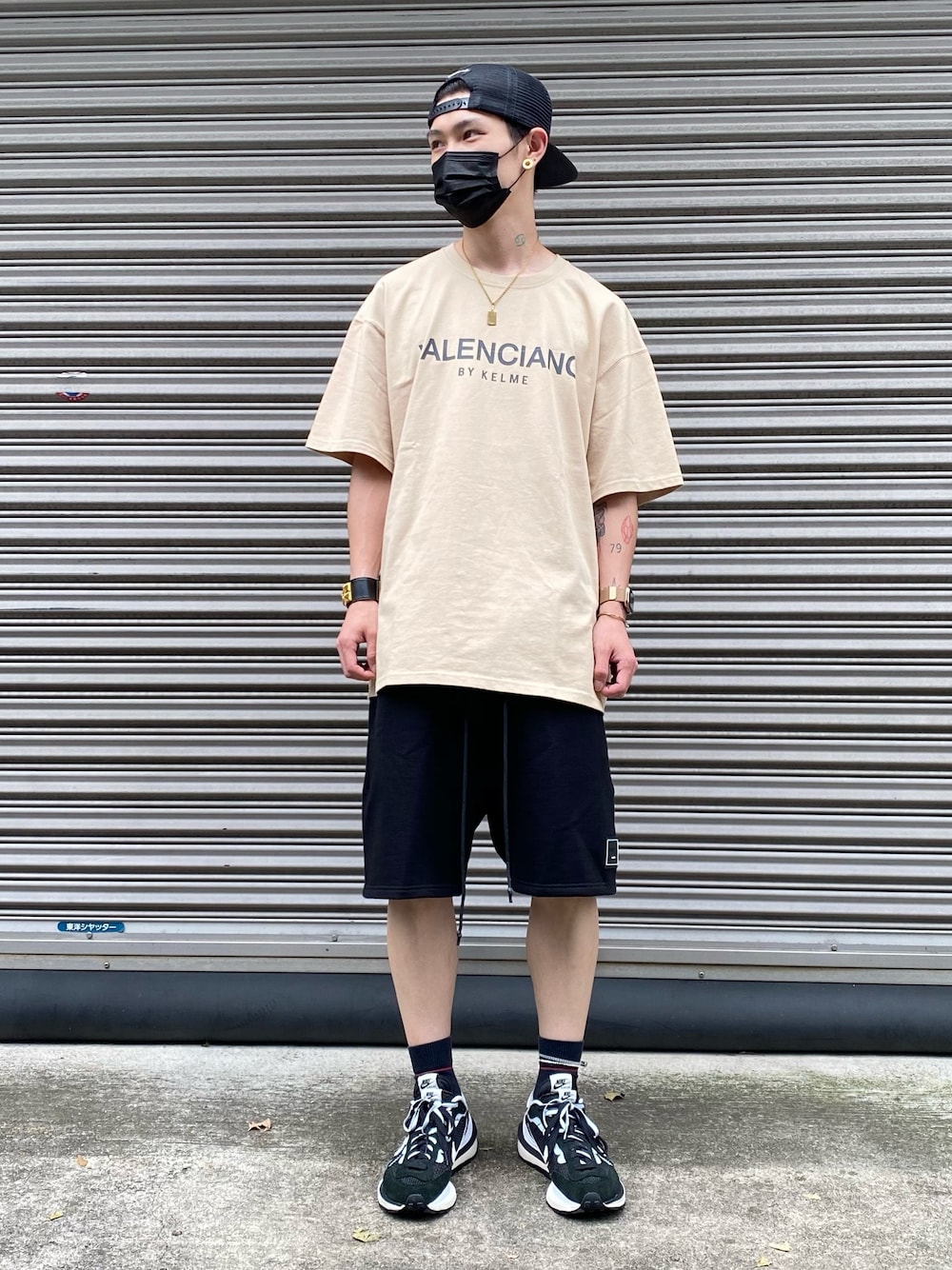 「スウェットパンツ、スニーカー、ショートパンツ、オーバーサイズ、スニーカーコーデ、WHITELAND BLACKBURN、オーバーサイズＴ、whiteland、VALENCIANO、VALENCIANO by Kelme」｜「VALENCIANO by Kelmeのアイテム（Tシャツ/カットソー、ベージュ系）」を使った、𝐊𝐚𝐢𝐭𝐨さん（メンズ・180cm）の夏コーディネートの1枚目の写真