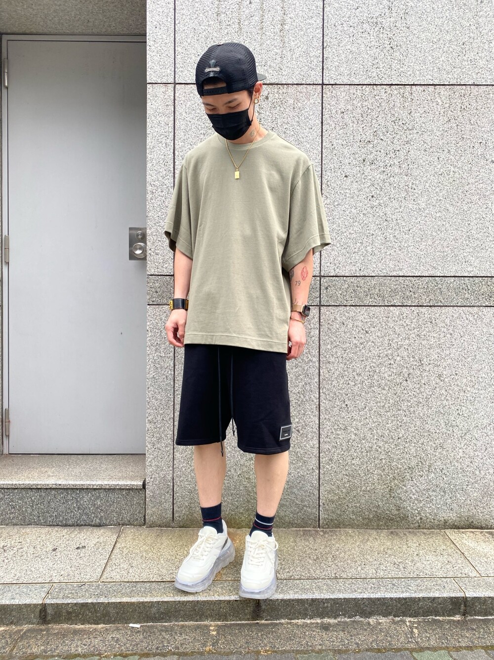 「スウェットパンツ、スニーカー、シンプル、オーバーサイズ、スニーカーコーデ、シンプルコーデ、WHITELAND BLACKBURN、オーバーサイズＴ、whiteland、ダッドスニーカー」｜「WHITELANDのWHITELAND/ホワイトランド/タグTシャツ（Tシャツ/カットソー、グリーン系）」を使った、𝐊𝐚𝐢𝐭𝐨さん（メンズ・180cm）の夏コーディネートの1枚目の写真