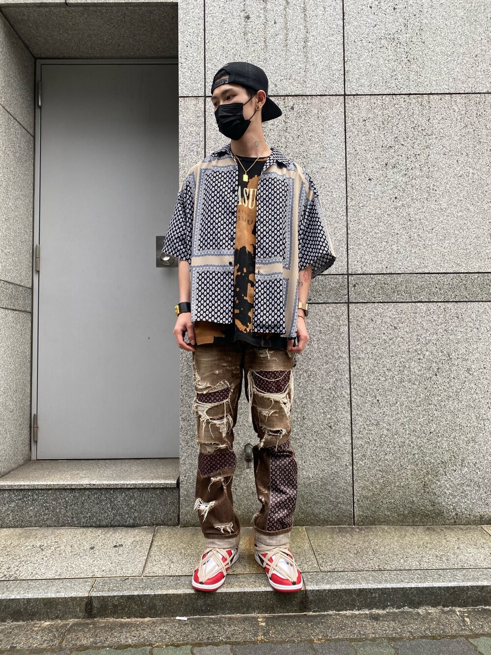 「スニーカー、デニム、シャツ、ブラック、ベージュ、Danke schon、ブラウン、デニムパンツ、シャツスタイル、pleasures」｜「DANKE SCHONのDankeSchon/ダンケシェーン/パネルペイズリー半袖シャツ（シャツ/ブラウス、ブラック系）」を使った、𝐊𝐚𝐢𝐭𝐨さん（メンズ・180cm）の夏コーディネートの1枚目の写真