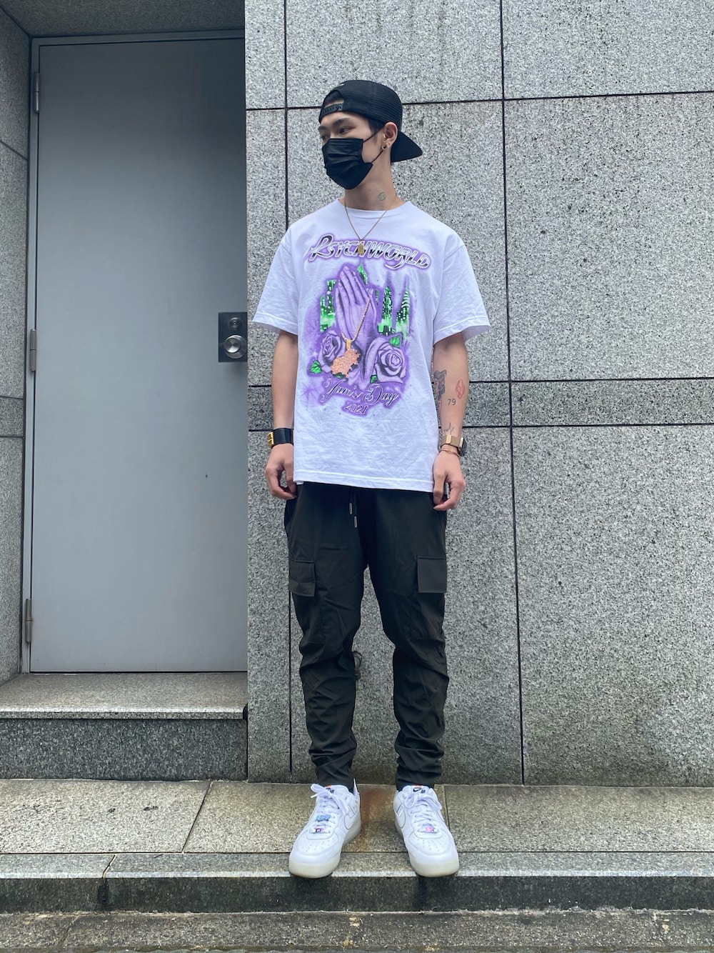 「スニーカー、キャップ、オーバーサイズ、スニーカーコーデ、Danke schon、カーゴパンツ、カーキパンツ、キャップ後ろかぶり、オーバーサイズＴ、asap yams」｜「Asap yamsのアイテム（Tシャツ/カットソー、ホワイト系）」を使った、𝐊𝐚𝐢𝐭𝐨さん（メンズ・180cm）の夏コーディネートの1枚目の写真