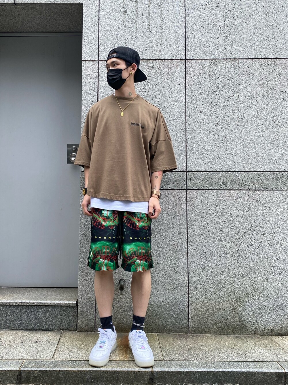 「スニーカー、柄パンツ、グリーン、ショートパンツ、オーバーサイズ、スニーカーコーデ、ブラウン、WHITELAND BLACKBURN、オーバーサイズＴ、whiteland」｜「WHITELANDのWHITELAND/ホワイトランド/ロゴワイドTシャツ（Tシャツ/カットソー、グリーン系）」を使った、𝐊𝐚𝐢𝐭𝐨さん（メンズ・180cm）の夏コーディネートの1枚目の写真