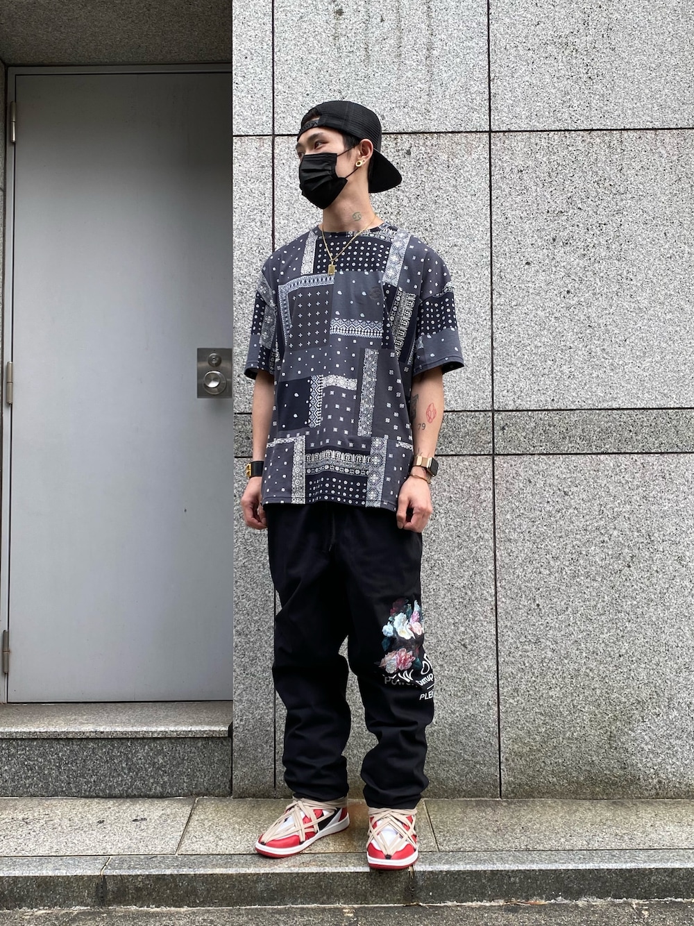 「スニーカー、ビッグシルエット、ペイズリー柄、ストリート、スニーカーコーデ、Danke schon、ペイズリー、ストリートコーデ、オーバーＴシャツ、pleasures」｜「DANKE SCHONのアイテム（Tシャツ/カットソー、ブラック系）」を使った、𝐊𝐚𝐢𝐭𝐨さん（メンズ・180cm）の夏コーディネートの1枚目の写真