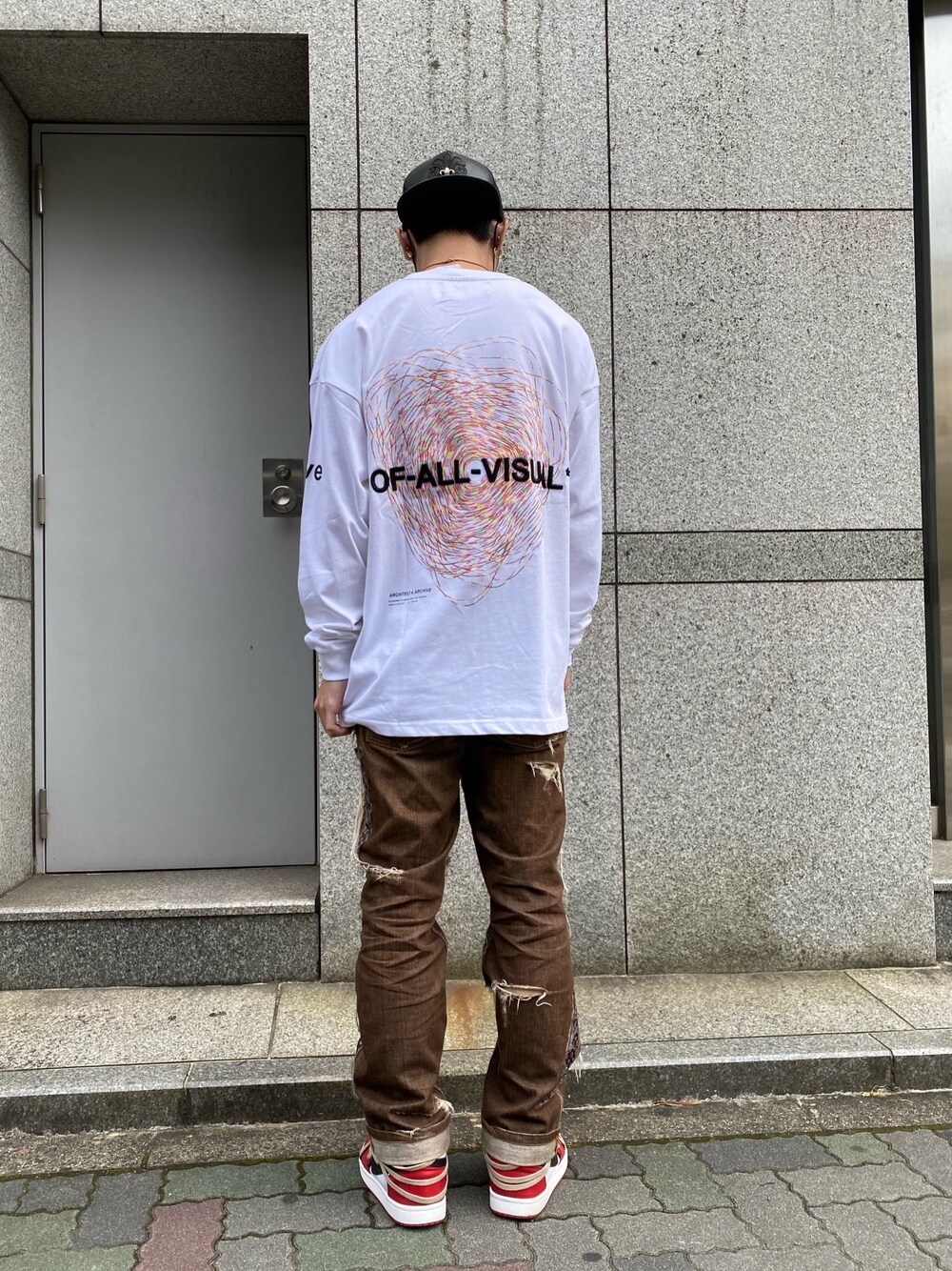 「スニーカー、デニム、ストリート、ロンT、オーバーサイズ、スニーカーコーデ、デニムパンツ、オーバーサイズＴ、ホワイトロンT、A4A」｜「A4AのA4A/エーフォーエー/サークルロンT/Circle L/S T-Shirts（Tシャツ/カットソー、ホワイト系）」を使った、𝐊𝐚𝐢𝐭𝐨さん（メンズ・180cm）の夏コーディネートの1枚目の写真