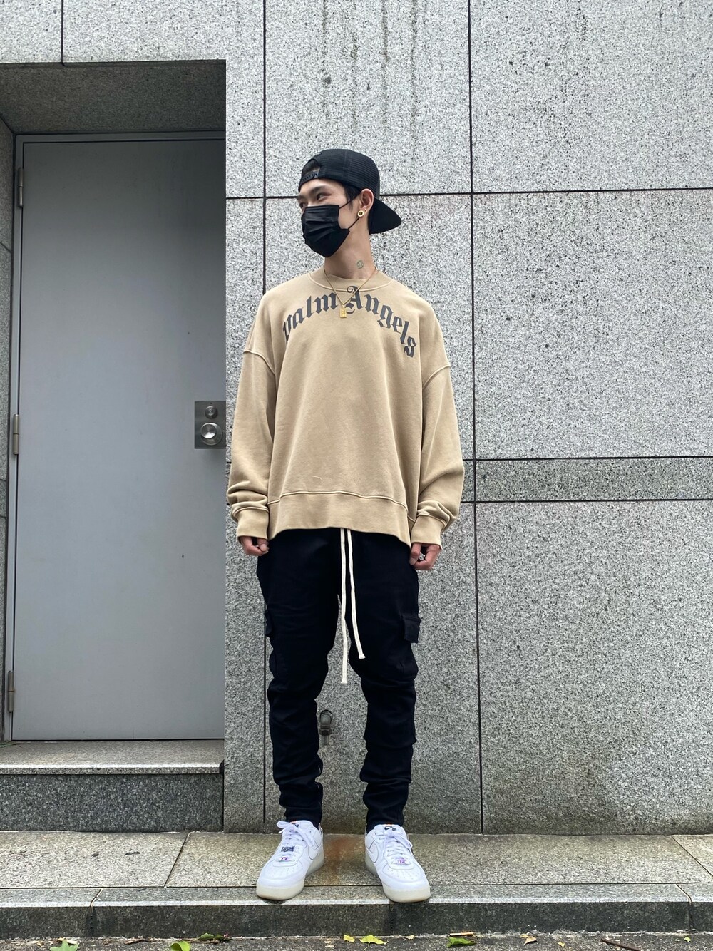 「スニーカー、ストリート、オーバーサイズ、スニーカーコーデ、Danke schon、カーゴパンツ、スキニーデニム、ストリートコーデ、PALM ANGELS、オーバースウェット」｜「Palm Angelsのアイテム（スウェット、ベージュ系）」を使った、𝐊𝐚𝐢𝐭𝐨さん（メンズ・180cm）の夏コーディネートの1枚目の写真