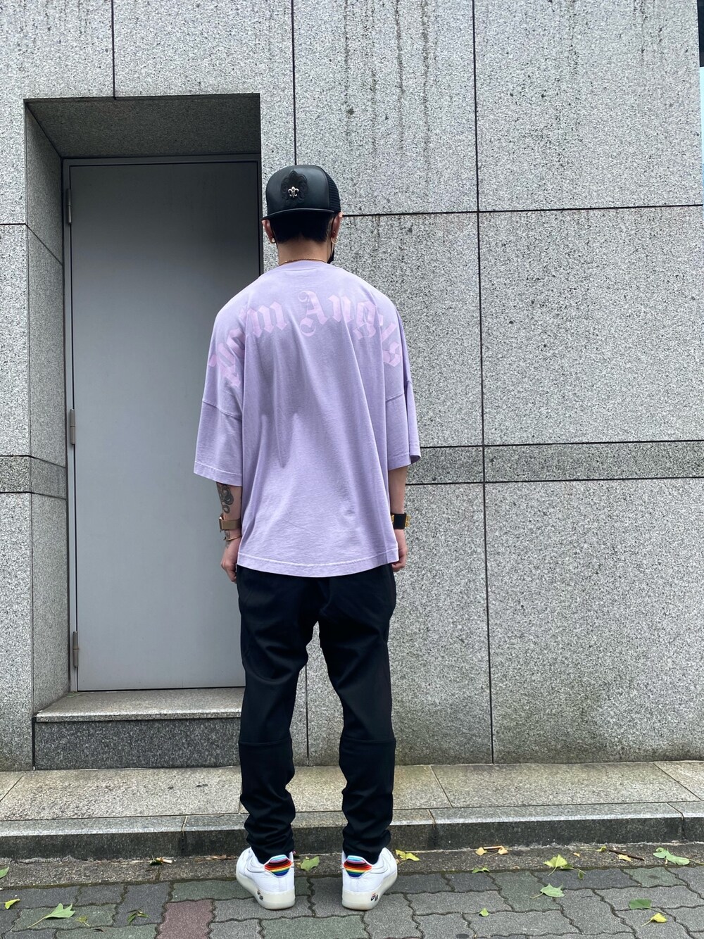 「スウェットパンツ、スウェット、スニーカー、ストリート、オーバーサイズ、スニーカーコーデ、Danke schon、ストリートコーデ、オーバーサイズＴ、PALM ANGELS」｜「Palm Angelsのアイテム（Tシャツ/カットソー、パープル系）」を使った、𝐊𝐚𝐢𝐭𝐨さん（メンズ・180cm）の夏コーディネートの1枚目の写真