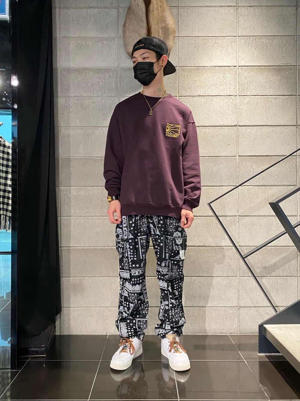 「スニーカー、キャップ、オーバーサイズ、スニーカーコーデ、Danke schon、カーゴパンツ、キャップ後ろかぶり、paccbet、オーバーサイズスウェット、ペイズリーパンツ」｜「RASSVET / PACCBETのアイテム（スウェット、ブラウン系）」を使った、𝐊𝐚𝐢𝐭𝐨さん（メンズ・180cm）の夏コーディネートの1枚目の写真