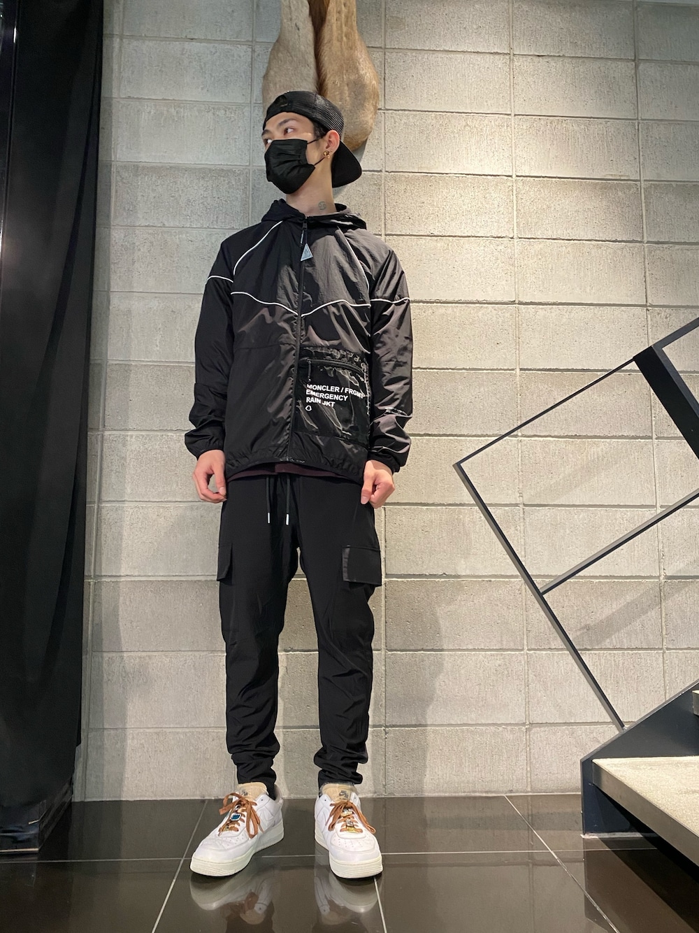 「スニーカー、ブラックコーデ、スニーカーコーデ、Danke schon、カーゴパンツ、ナイロンジャケット、MONCLER、ナイロンパンツ、MONCLER FRAGMENT、MONCLER GENIUS」｜「MONCLER GENIUSのアイテム（ナイロンジャケット、ブラック系）」を使った、𝐊𝐚𝐢𝐭𝐨さん（メンズ・180cm）の夏コーディネートの1枚目の写真