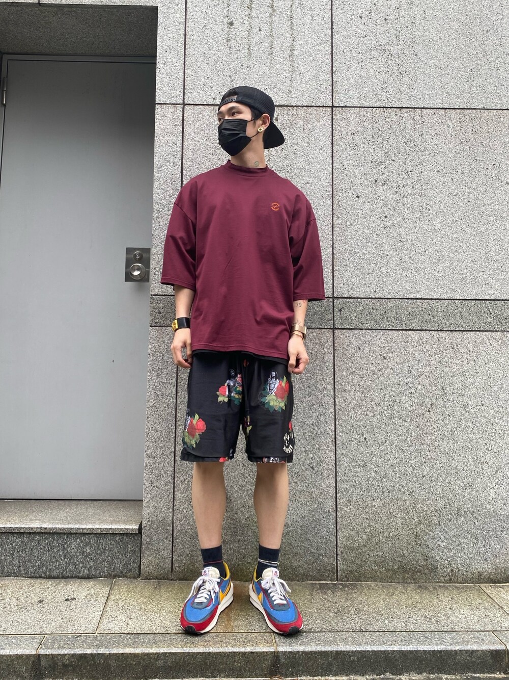 「Danke schon、エンジ色、BornxRaised、柄パンツ、スニーカー、スニーカーコーデ、ストリート、ストリートコーデ、キャップ、キャップ後ろかぶり」｜「DANKE SCHONのアイテム（トップス、レッド系）」を使った、𝐊𝐚𝐢𝐭𝐨さん（メンズ・180cm）の夏コーディネートの1枚目の写真