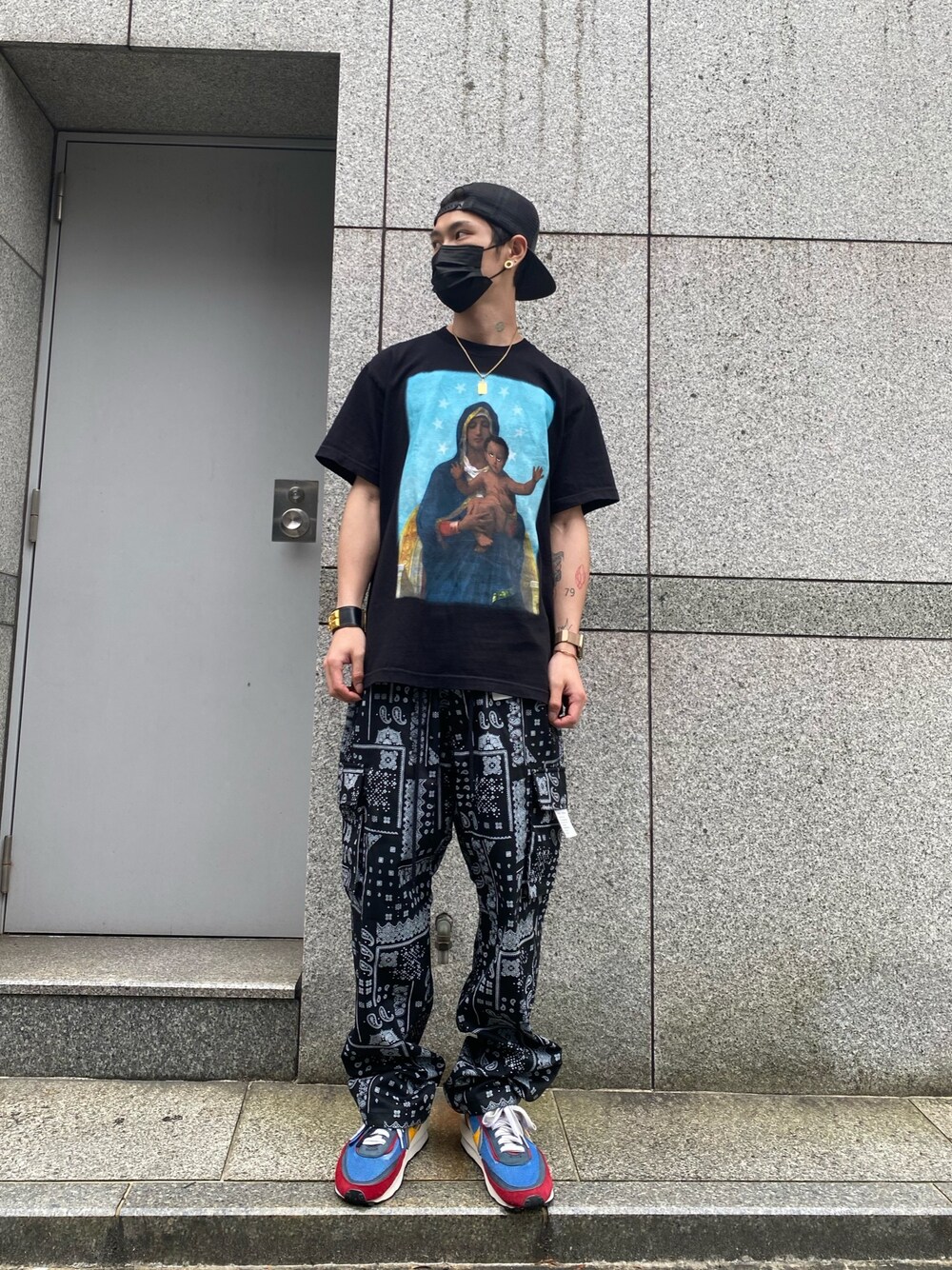 「スニーカー、ペイズリー柄、キャップ、ストリート、スニーカーコーデ、Danke schon、カーゴパンツ、ストリートコーデ、ペイズリーパンツ、denimtears」｜「denim tearsのアイテム（Tシャツ/カットソー、ブラック系）」を使った、𝐊𝐚𝐢𝐭𝐨さん（メンズ・180cm）の夏コーディネートの1枚目の写真