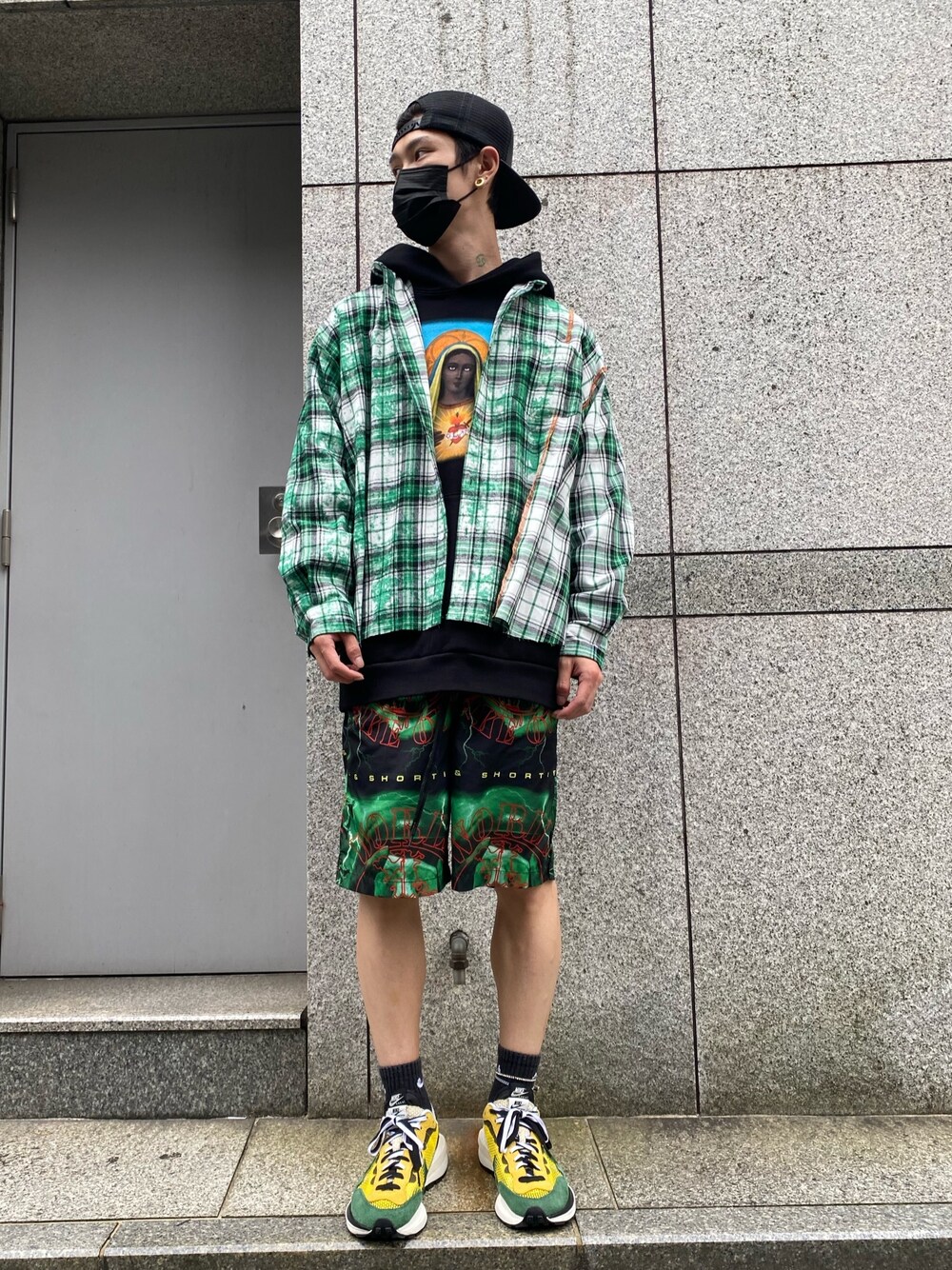 「スニーカー、柄パンツ、チェックシャツ、ショートパンツ、ストリート、スニーカーコーデ、ストリートコーデ、オーバーシャツ、A4A、DENIM TEARS」｜「A4AのA4A/エーフォーエー/A4A/エーフォーエー/切り替えネルシャツ（シャツ/ブラウス、グリーン系）」を使った、𝐊𝐚𝐢𝐭𝐨さん（メンズ・180cm）の夏コーディネートの1枚目の写真