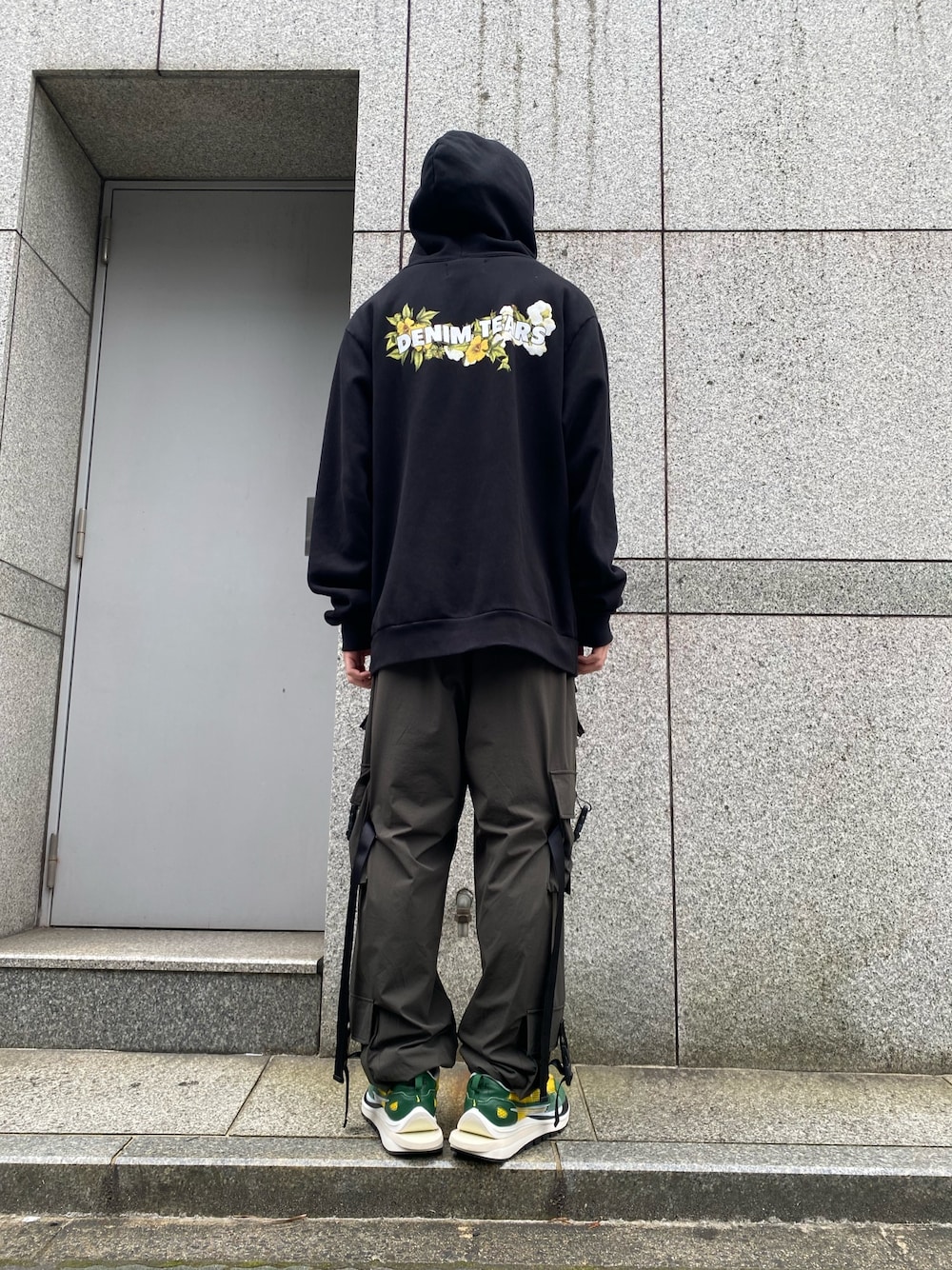 「スニーカー、パーカー、オーバーサイズ、スニーカーコーデ、Danke schon、カーゴパンツ、ストリートコーデ、パーカーコーデ、ナイロンパンツ、DENIM TEARS」｜「DENIM TEARSのアイテム（パーカー、ブラック系）」を使った、𝐊𝐚𝐢𝐭𝐨さん（メンズ・180cm）の夏コーディネートの1枚目の写真