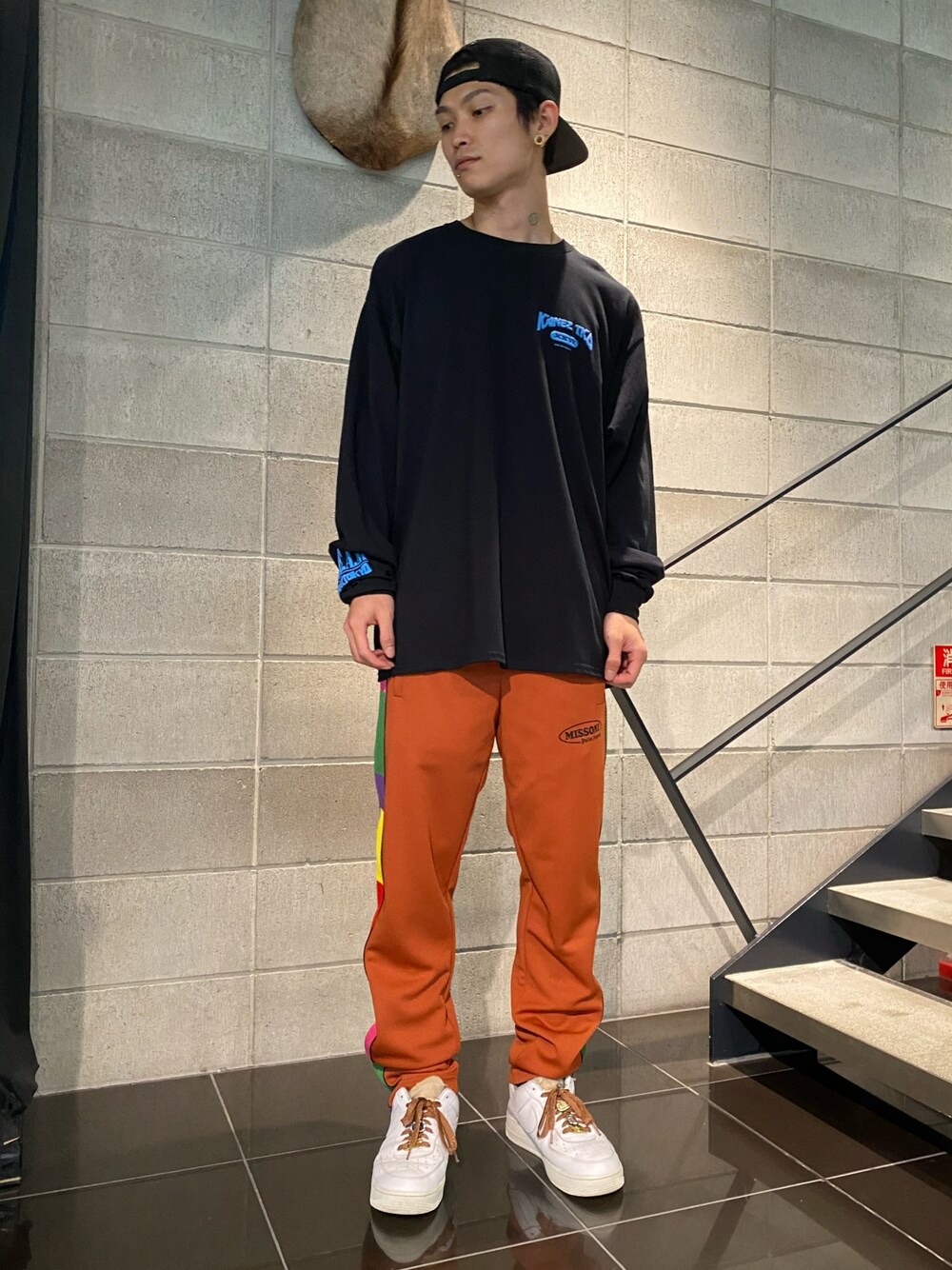 「スニーカー、ストリート、スニーカーコーデ、トラックパンツ、ジャージーパンツ、グラフィックＴ、KaneZ、ブラックロンT、PALM ANGELS、秋トレンド2021」｜「KaneZのKaneZ/ケインズ/グラフィックプリントロンT/XXVI L/S Tee（Tシャツ/カットソー、ブラック系）」を使った、𝐊𝐚𝐢𝐭𝐨さん（メンズ・180cm）の秋コーディネートの1枚目の写真