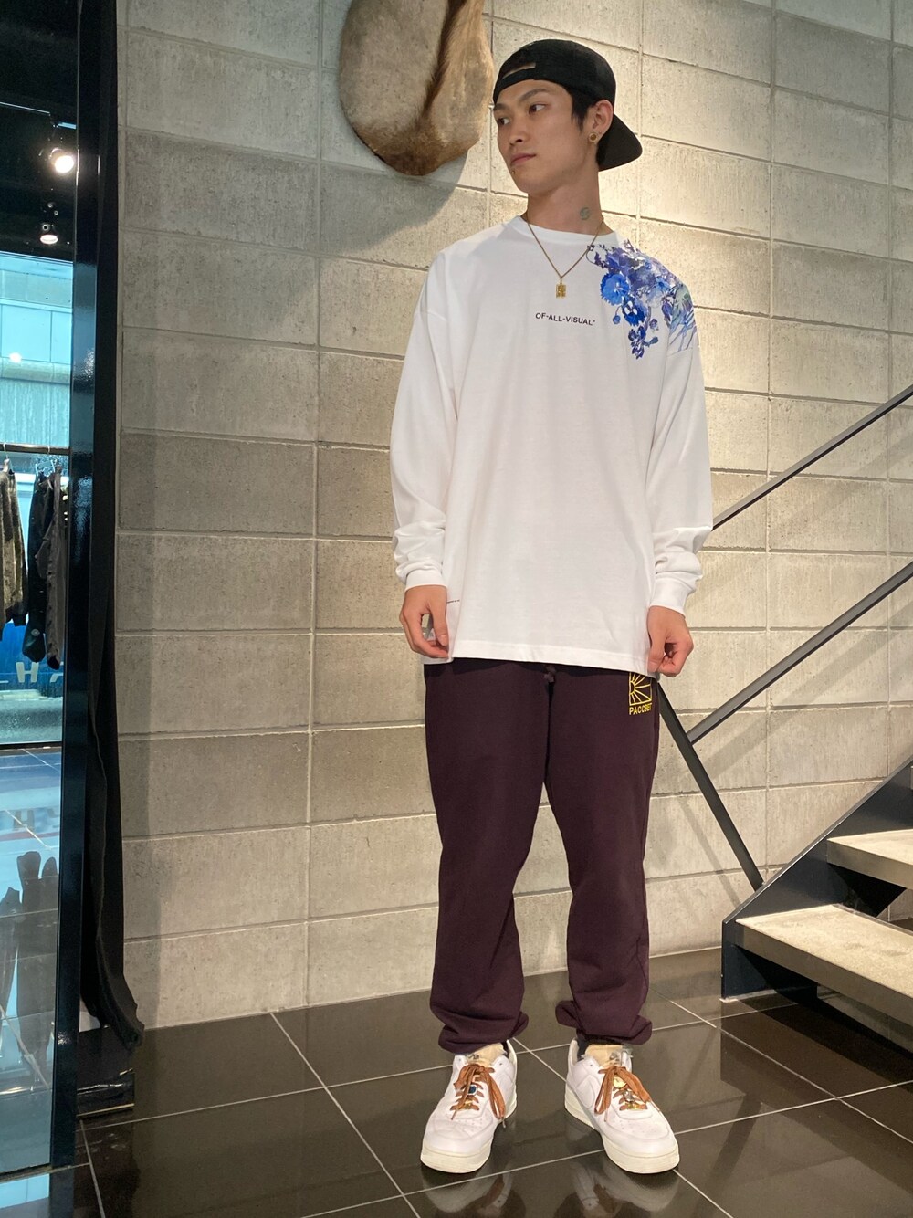 「スウェットパンツ、スニーカー、オーバーサイズ、スニーカーコーデ、グラフィックＴ、オーバーサイズＴ、paccbet、A4A、rassvet、秋トレンド2021」｜「A4AのA4A/エーフォーエー/フラワーロンT/Flower L/S T-Shirts（Tシャツ/カットソー、ホワイト系）」を使った、𝐊𝐚𝐢𝐭𝐨さん（メンズ・180cm）の秋コーディネートの1枚目の写真
