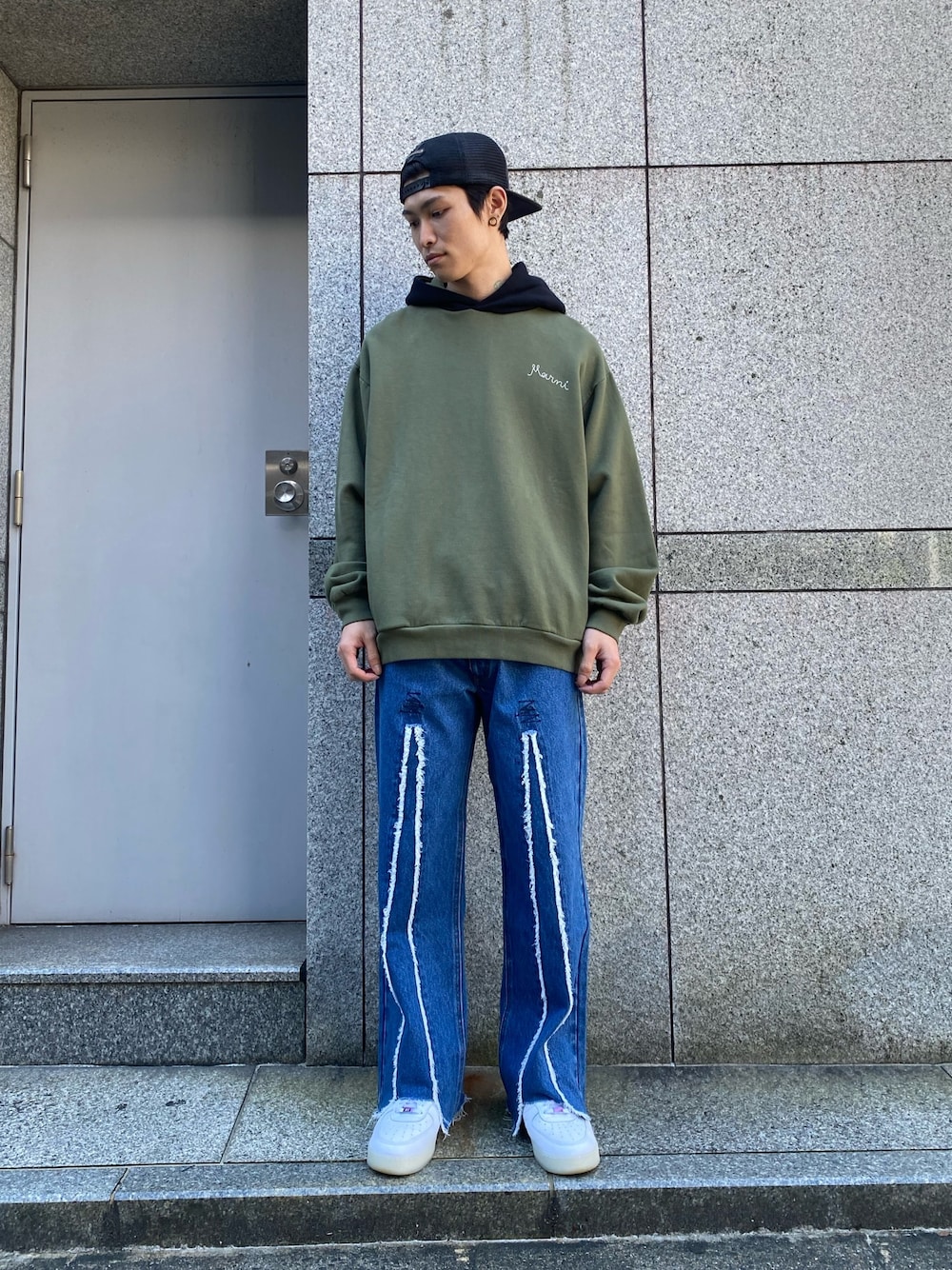 「スニーカー、Danke schon、デニムパンツ、MARNI、お散歩コーデ、秋コーデ、秋冬コーデ、オーバーサイズパーカー、秋服準備はじめました、秋トレンド2021」｜「MARNIのアイテム（パーカー、グリーン系）」を使った、𝐊𝐚𝐢𝐭𝐨さん（メンズ・180cm）の秋コーディネートの1枚目の写真