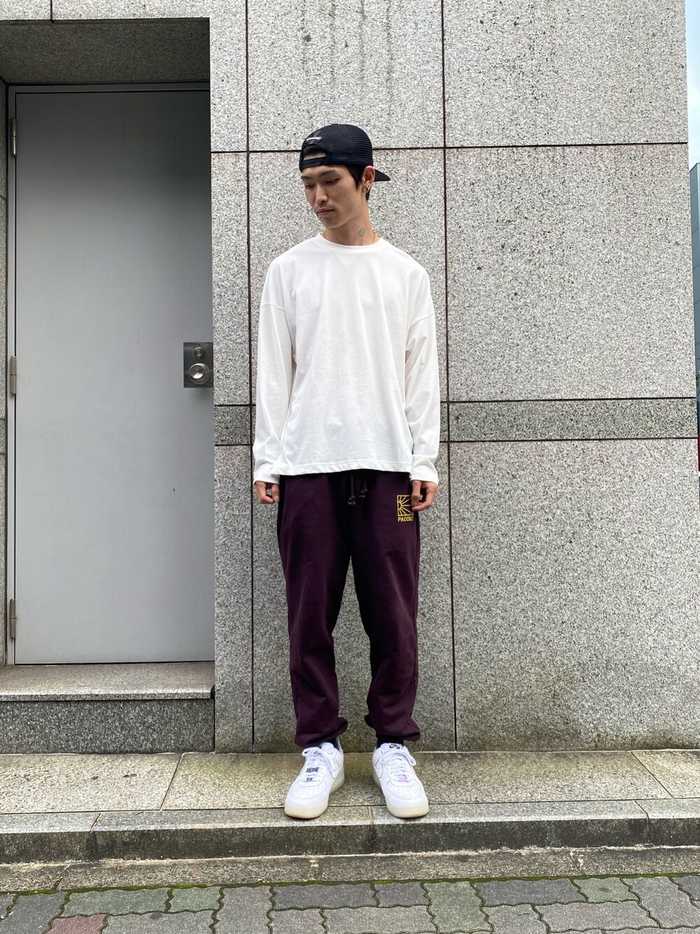 「スウェットパンツ、NIKE、ホワイト、秋のコーデ、ストリート、ワインレッド、paccbet、A4A、rassvet、秋トレンド2021」｜「A4AのA4A/エーフォーエー/40s強撚糸ラウンドロングスリーブTシャツ（Tシャツ/カットソー、ホワイト系）」を使った、𝐊𝐚𝐢𝐭𝐨さん（メンズ・180cm）の秋コーディネートの1枚目の写真
