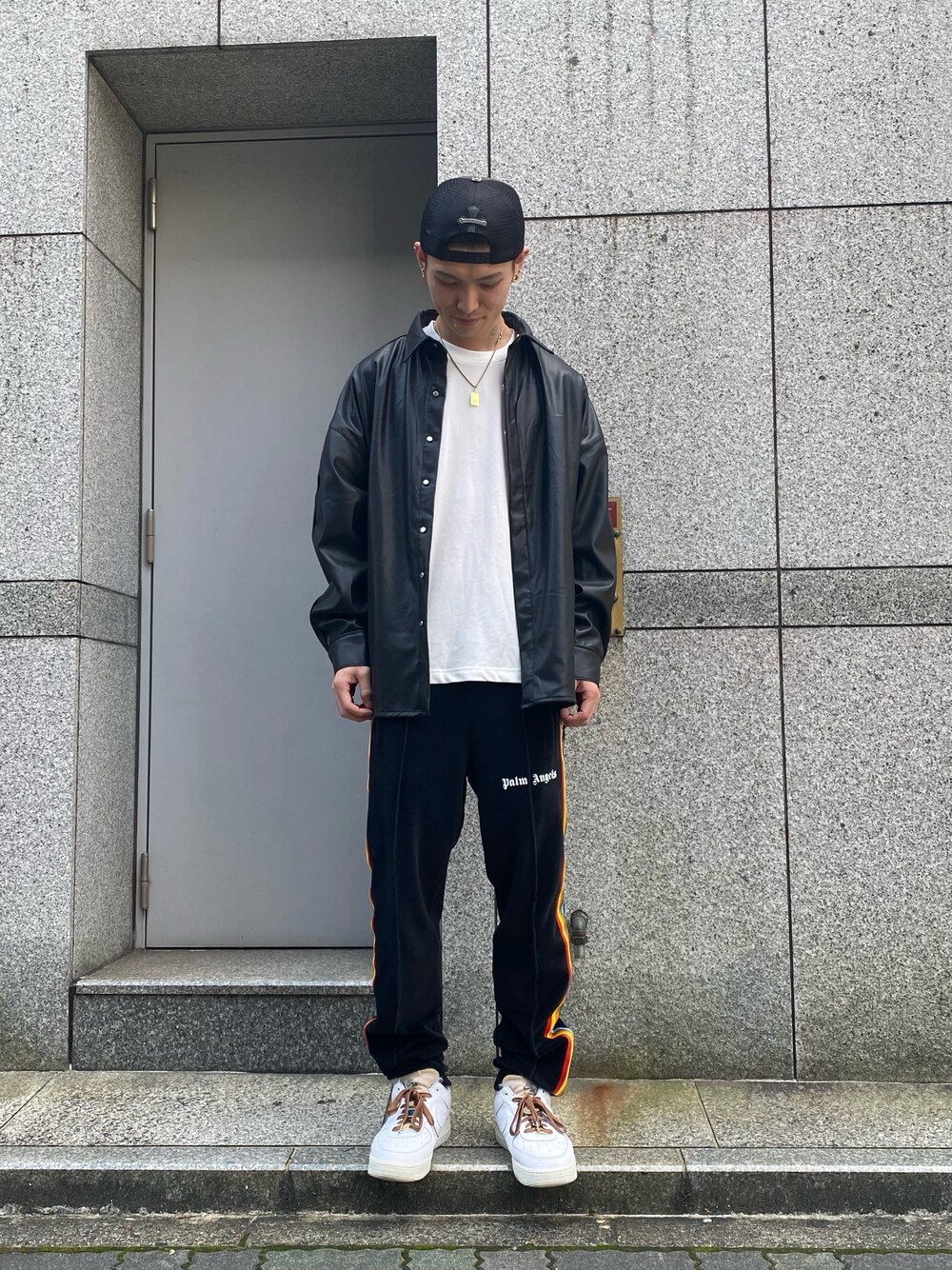 「スニーカー、NIKE、オーバーサイズ、スニーカーコーデ、トラックパンツ、レザーシャツ、秋冬コーデ、PALM ANGELS、ファッションの力を信じよう、ラブアンドピース2021」｜「A4AのA4A/エーフォーエー/40s強撚糸ロングスリーブTシャツ（Tシャツ/カットソー、ホワイト系）」を使った、𝐊𝐚𝐢𝐭𝐨さん（メンズ・180cm）の秋コーディネートの1枚目の写真