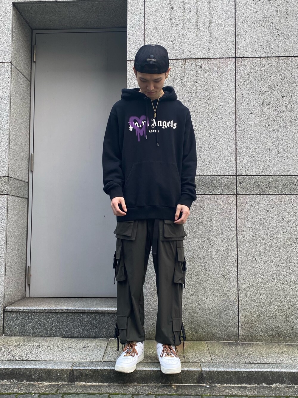 「スニーカー、NIKE、オーバーサイズ、スニーカーコーデ、Danke schon、カーゴパンツ、秋冬コーデ、PALM ANGELS、ファッションの力を信じよう、ラブアンドピース2021」｜「Palm Angelsのアイテム（パーカー、ブラック系）」を使った、𝐊𝐚𝐢𝐭𝐨さん（メンズ・180cm）の秋コーディネートの1枚目の写真