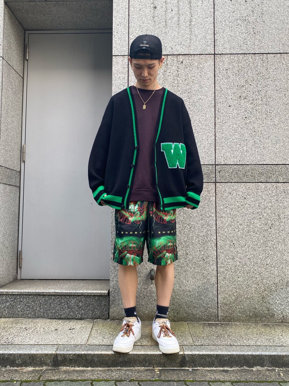 「カーディガン、スニーカー、NIKE、スニーカーコーデ、ハーフパンツ、paccbet、秋冬コーデ、whiteland、rassvet、ラブアンドピース2021」｜「RASSVET / PACCBETのアイテム（スウェット、ブラウン系）」を使った、𝐊𝐚𝐢𝐭𝐨さん（メンズ・180cm）の秋コーディネートの1枚目の写真
