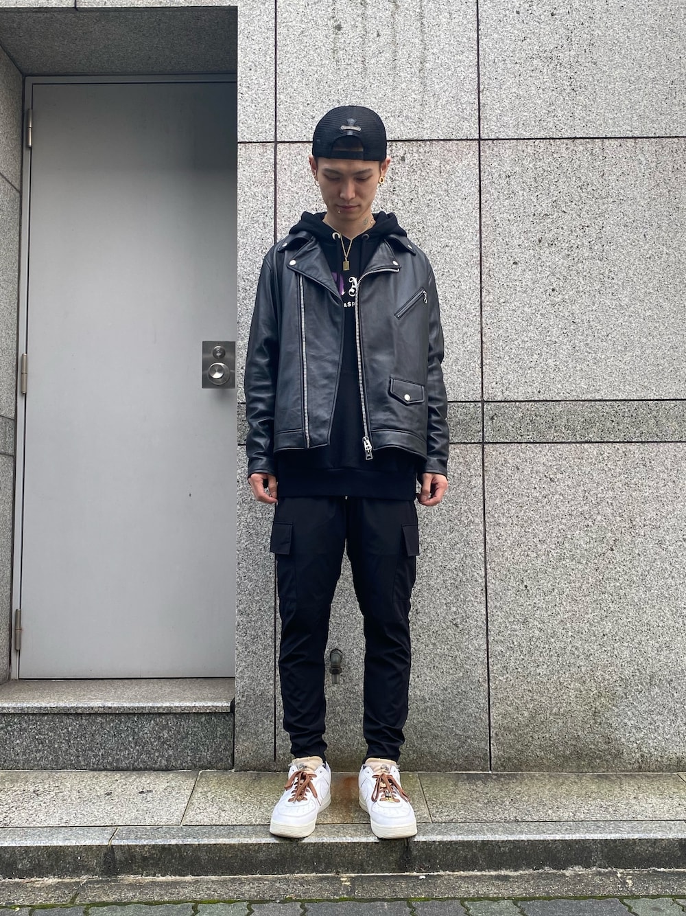 「スニーカー、NIKE、レザージャケット、オーバーサイズ、スニーカーコーデ、Danke schon、カーゴパンツ、秋冬コーデ、PALM ANGELS、ラブアンドピース2021」｜「Palm Angelsのアイテム（パーカー、ブラック系）」を使った、𝐊𝐚𝐢𝐭𝐨さん（メンズ・180cm）の秋コーディネートの1枚目の写真