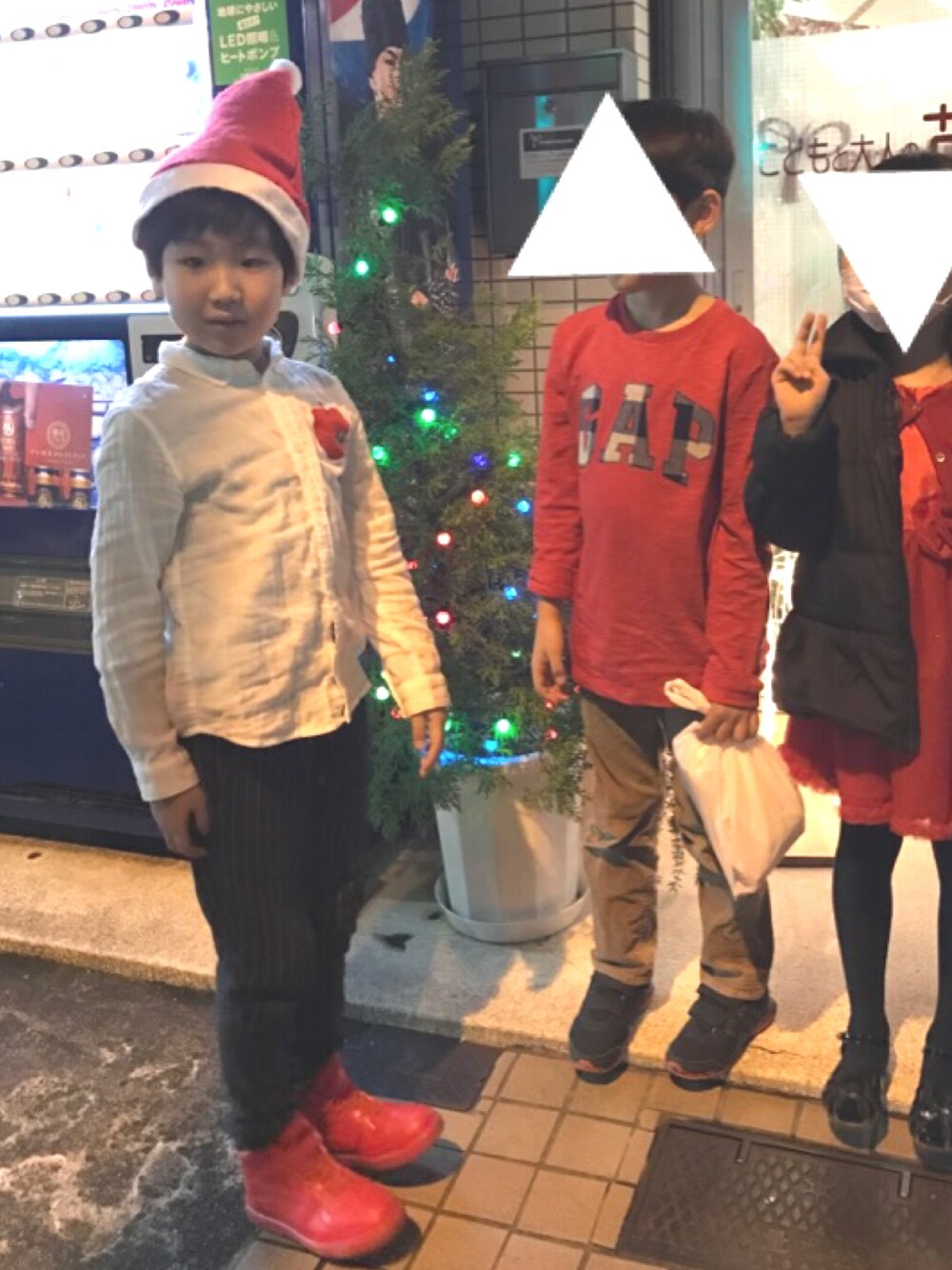 「クリスマスカラー、クリスマスパーティー、サンタクロース、サンタ帽子、白シャツ、ストライプパンツ、パーティースタイル、パーティーコーデ、赤、赤い靴」｜「Design Tshirts Store graniphのエリックカールダブルガーゼキッズシャツ/はらぺこあおむし（レッドアップルエンブロイダリー）（シャツ/ブラウス、ホワイト系）」を使った、まるもちさん（キッズ・110cm）の冬コーディネートの1枚目の写真