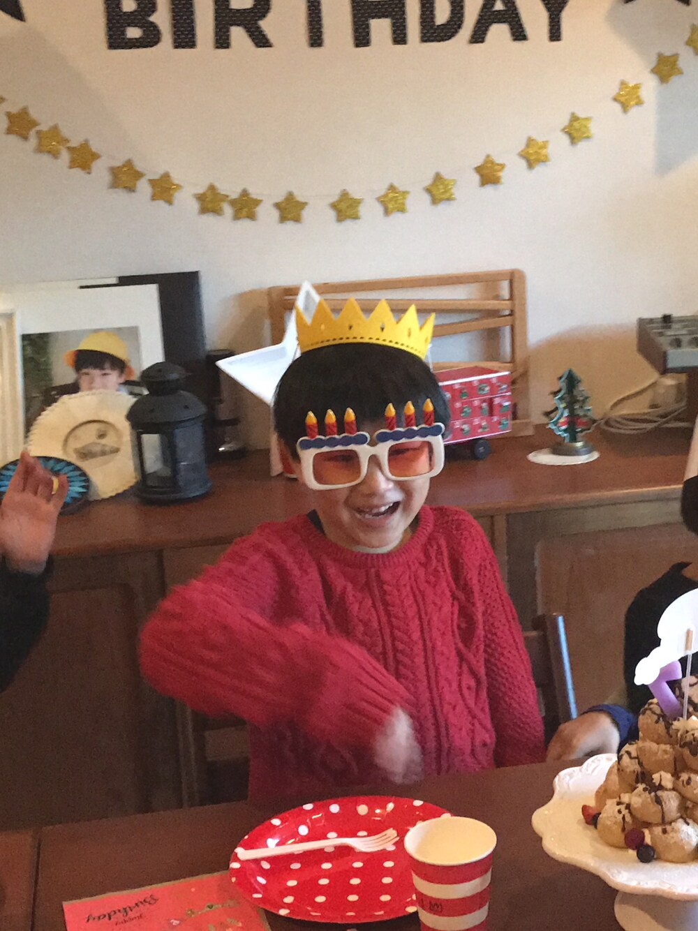 「クリスマスカラー、赤、パーティースタイル、お誕生日コーデ、男の子、アランニット」｜「GAPのアイテム（ニット/セーター、レッド系）」を使った、まるもちさん（キッズ・125cm）の冬コーディネートの1枚目の写真