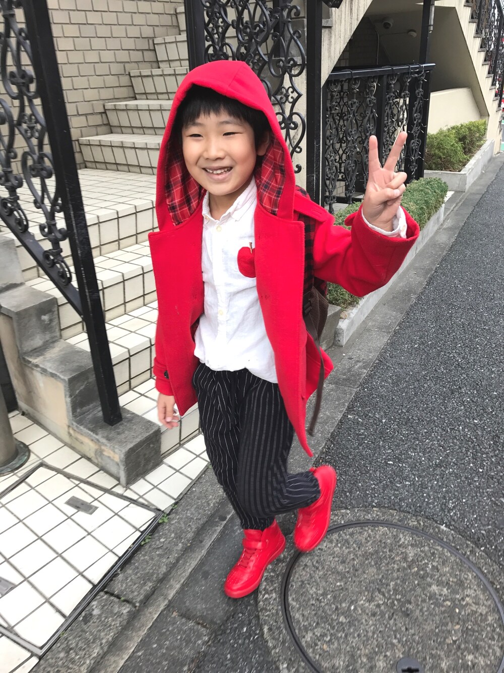 「クリスマスカラー、パーティースタイル、紅白カラー2016、紅白、白シャツ、はらぺこあおむし、ダッフルコート、赤いスニーカー、赤い靴」｜「Design Tshirts Store graniphのエリックカールダブルガーゼキッズシャツ/はらぺこあおむし（レッドアップルエンブロイダリー）（シャツ/ブラウス、ホワイト系）」を使った、まるもちさん（キッズ・110cm）の冬コーディネートの1枚目の写真