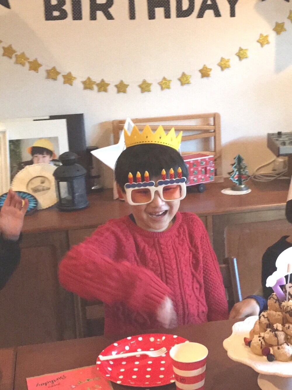「パーティースタイル、クリスマスカラー、赤、ニット、アランニット、ケーブルニット、サングラス、お誕生日コーデ、赤ニット」｜「GAPのアイテム（ニット/セーター、レッド系）」を使った、まるもちさん（キッズ・125cm）の冬コーディネートの1枚目の写真