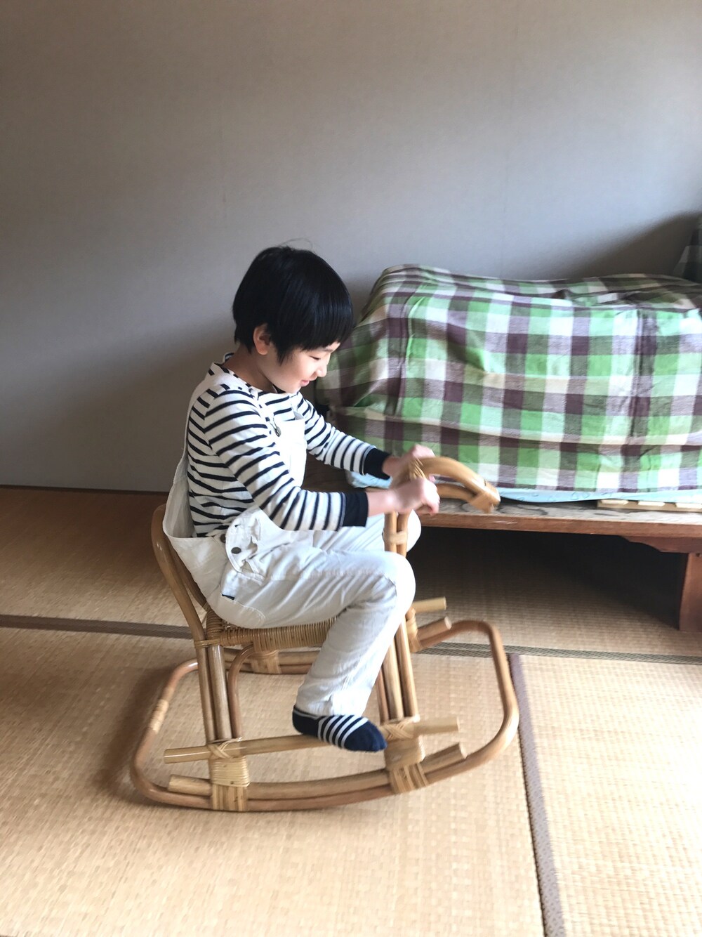 「ボーダー、ボーダートップス、しましま、しましまソックス、オーバーオール、白いパンツ、白オーバーオール、春コーデ、シンプル、マリン」｜「無印良品のアイテム（Tシャツ/カットソー、ホワイト系）」を使った、まるもちさん（キッズ・125cm）の春コーディネートの1枚目の写真