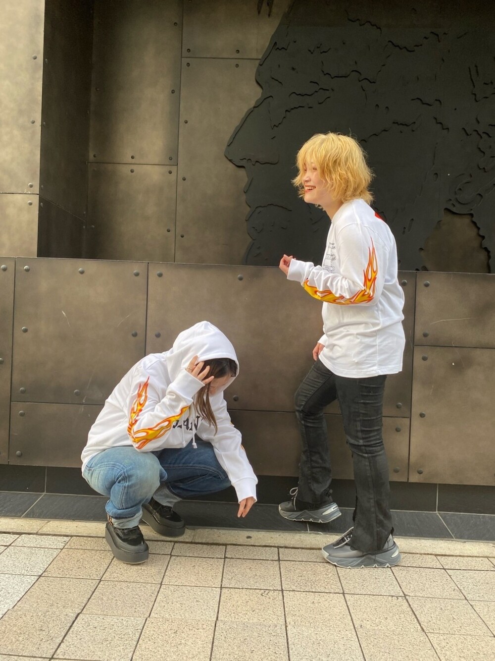 ホワイト系のTシャツ/カットソーを着用したレディースの秋コーディネートの1枚目の写真