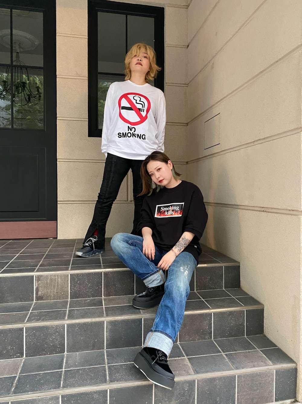 ホワイト系のTシャツ/カットソー、ブラック系のパーカーを着用したレディースの秋コーディネートの1枚目の写真