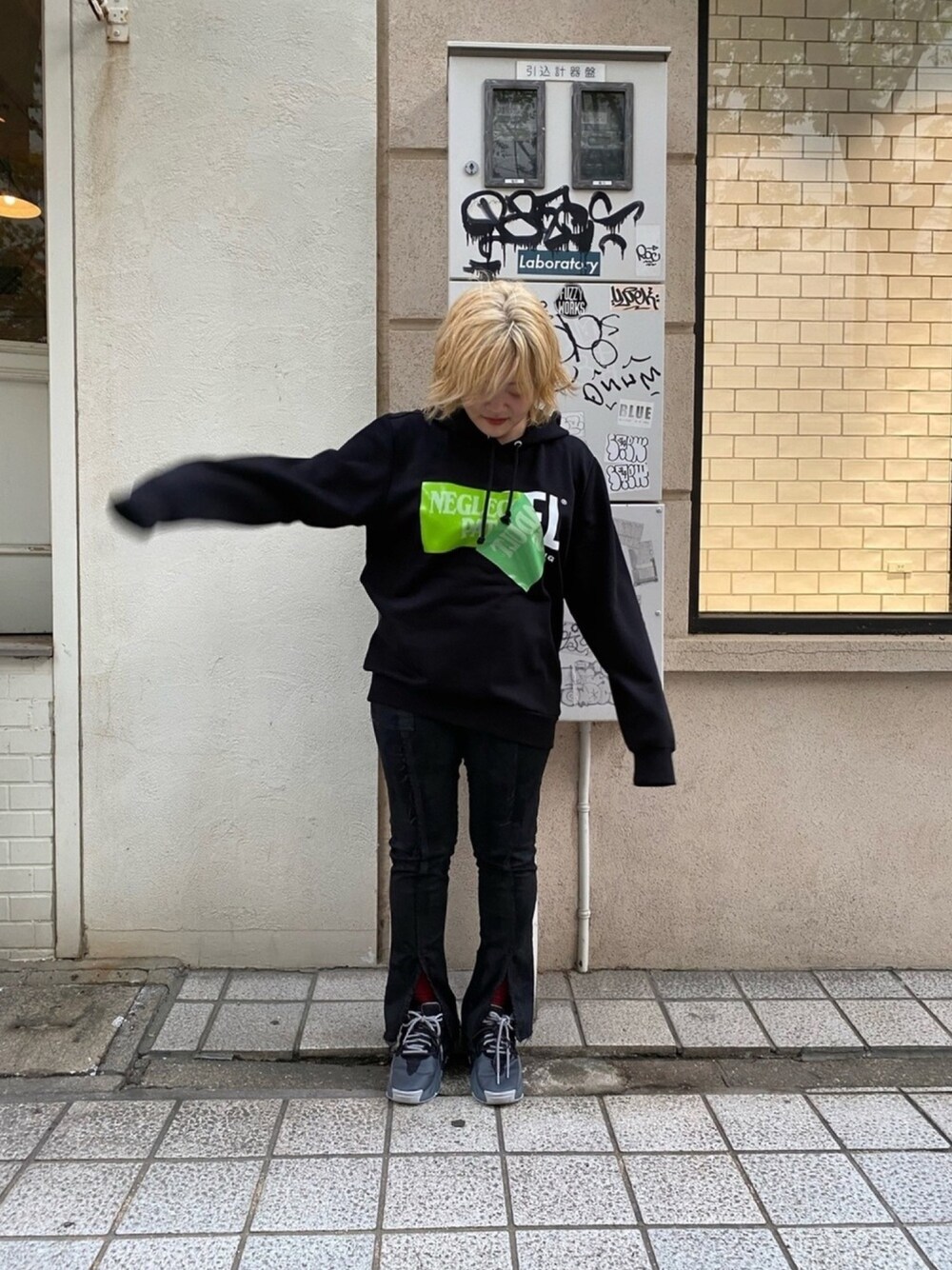 ブラック系のパーカー、ブラック系のパーカーを着用したレディースの秋コーディネートの1枚目の写真