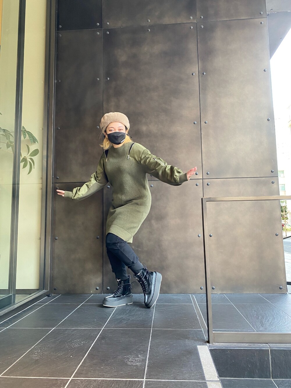 グリーン系のワンピースを着用したレディースの秋コーディネートの1枚目の写真