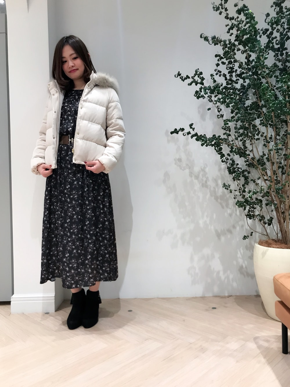 「BSTR、swingle、ダウンコート、花柄ワンピース、ロングワンピース、ショートコート」｜「SWINGLEのショートダウンコート◆（ダウンジャケット/コート、ホワイト系）」を使った、CHIEさん（レディース・165cm）の冬コーディネートの1枚目の写真