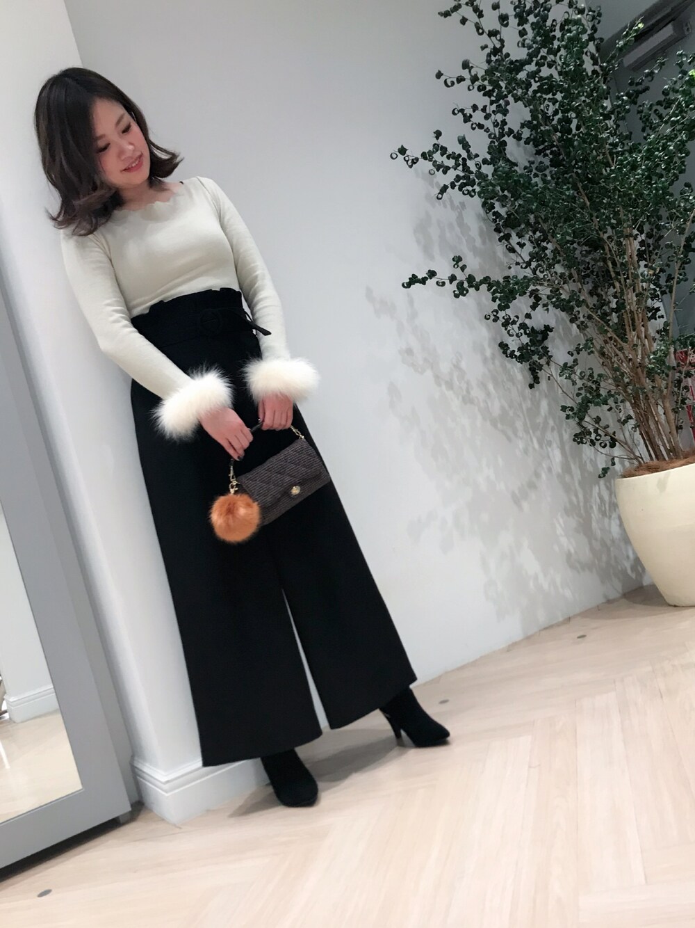 「BSTR、swingle、ファーチャーム、スカラップニット、ワイドパンツ、チェックバッグ、ファー付きニット」｜「SWINGLEの【雑誌掲載】スカラネックファー付きプルオーバー◆（ニット/セーター、ベージュ系）」を使った、CHIEさん（レディース・165cm）の冬コーディネートの1枚目の写真