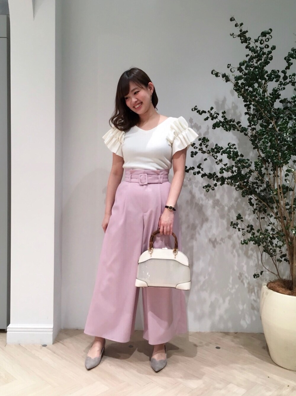 「swingle、BSTR、ワイドパンツ、袖コンシャス、大人コーデ」｜「SWINGLEのアイテム（Tシャツ/カットソー、ホワイト系）」を使った、CHIEさん（レディース・165cm）の春コーディネートの1枚目の写真