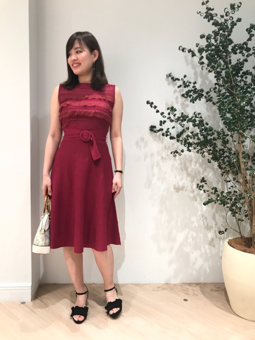 「swingle、BSTR、ニットワンピース」｜「SWINGLEのアイテム（ワンピース、レッド系）」を使った、CHIEさん（レディース・165cm）の春コーディネートの1枚目の写真