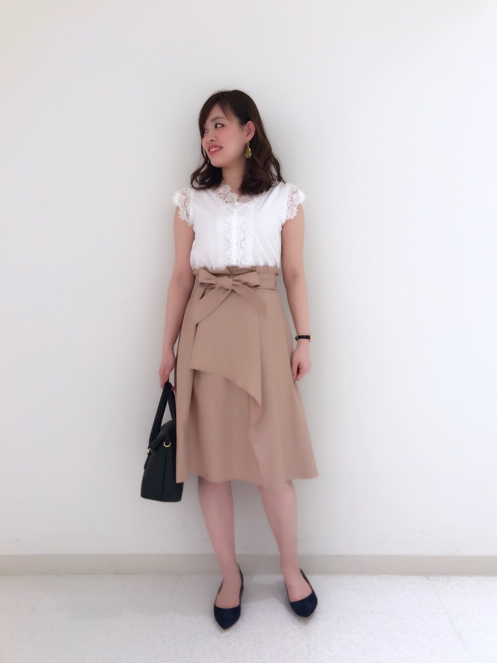 「BSTR、swingle、スウィングル、レーストップス、フレアスカート、オフィスカジュアル、オフィススタイル、デートスタイル（WOMEN）」｜「SWINGLEのレース付きブラウス（シャツ/ブラウス、ホワイト系）」を使った、CHIEさん（レディース・165cm）の春コーディネートの1枚目の写真