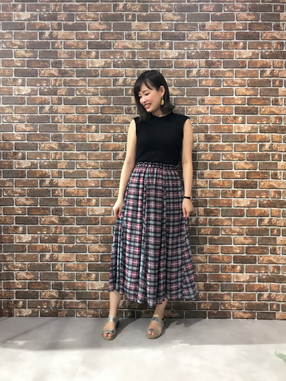 「swingle、スウィングル、BSTR、ノースリーブ、大人カジュアル、チェックスカート、リブニット、マキシスカート、ウエストゴム、カジュアルコーデ」｜「SWINGLEのメロウハイネックフレンチニットプルオーバー（Tシャツ/カットソー、ブラック系）」を使った、CHIEさん（レディース・165cm）の夏コーディネートの1枚目の写真