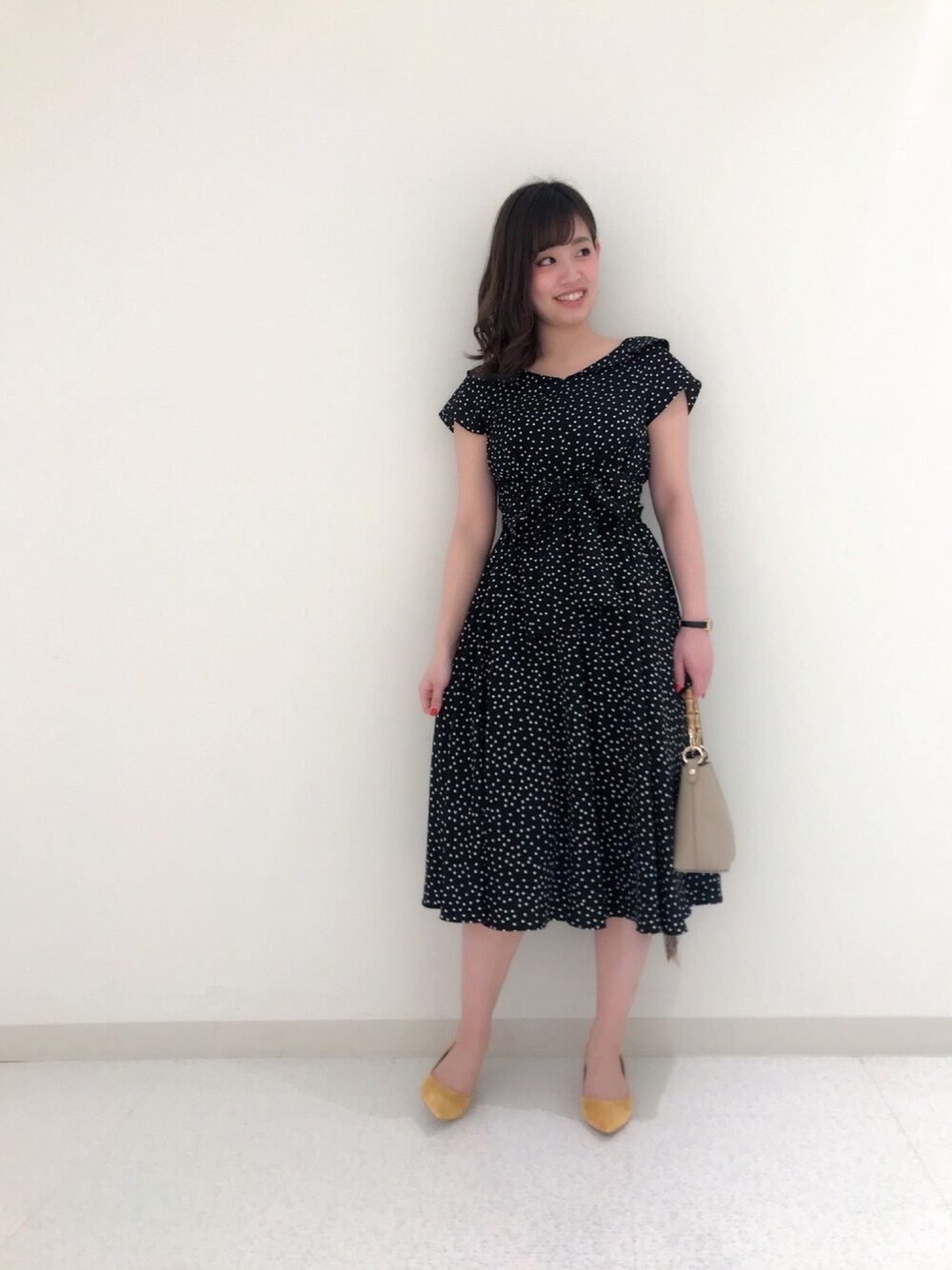 「swingle、BSTR、ロングワンピース、ドット柄、ウエストマーク、イエローパンプス」｜「SWINGLEのアイテム（バッグ、ベージュ系）」を使った、CHIEさん（レディース・165cm）の春コーディネートの1枚目の写真