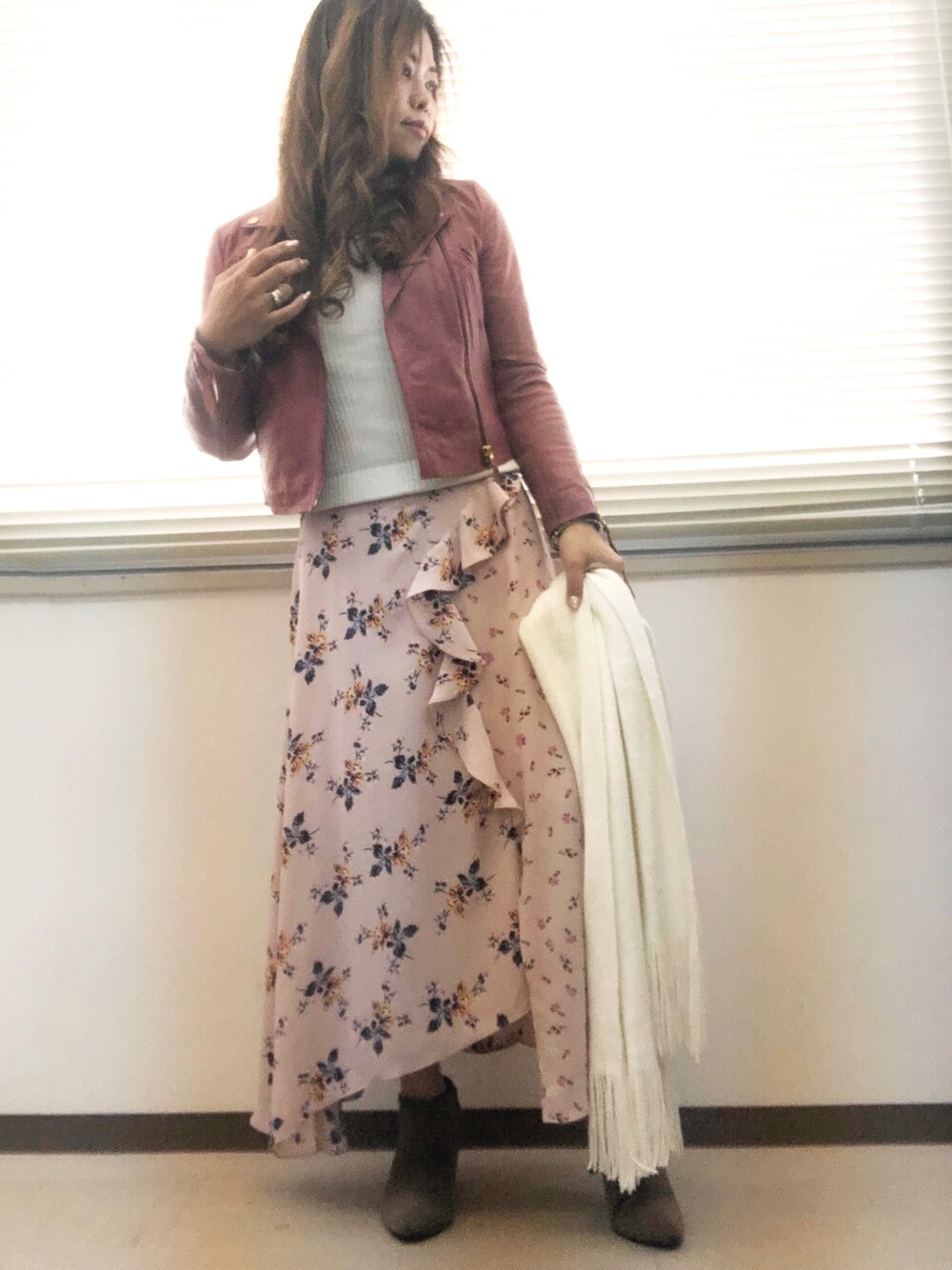 「ゆるコーデ、おしゃれさんと繋がりたい、プチプラ、ママファッション、ワントーンコーデ、ootd、ライダースジャケット、花柄スカート」｜「GUのアイテム（スカート、ピンク系）」を使った、ayuさん（レディース・160cm）の冬コーディネートの1枚目の写真