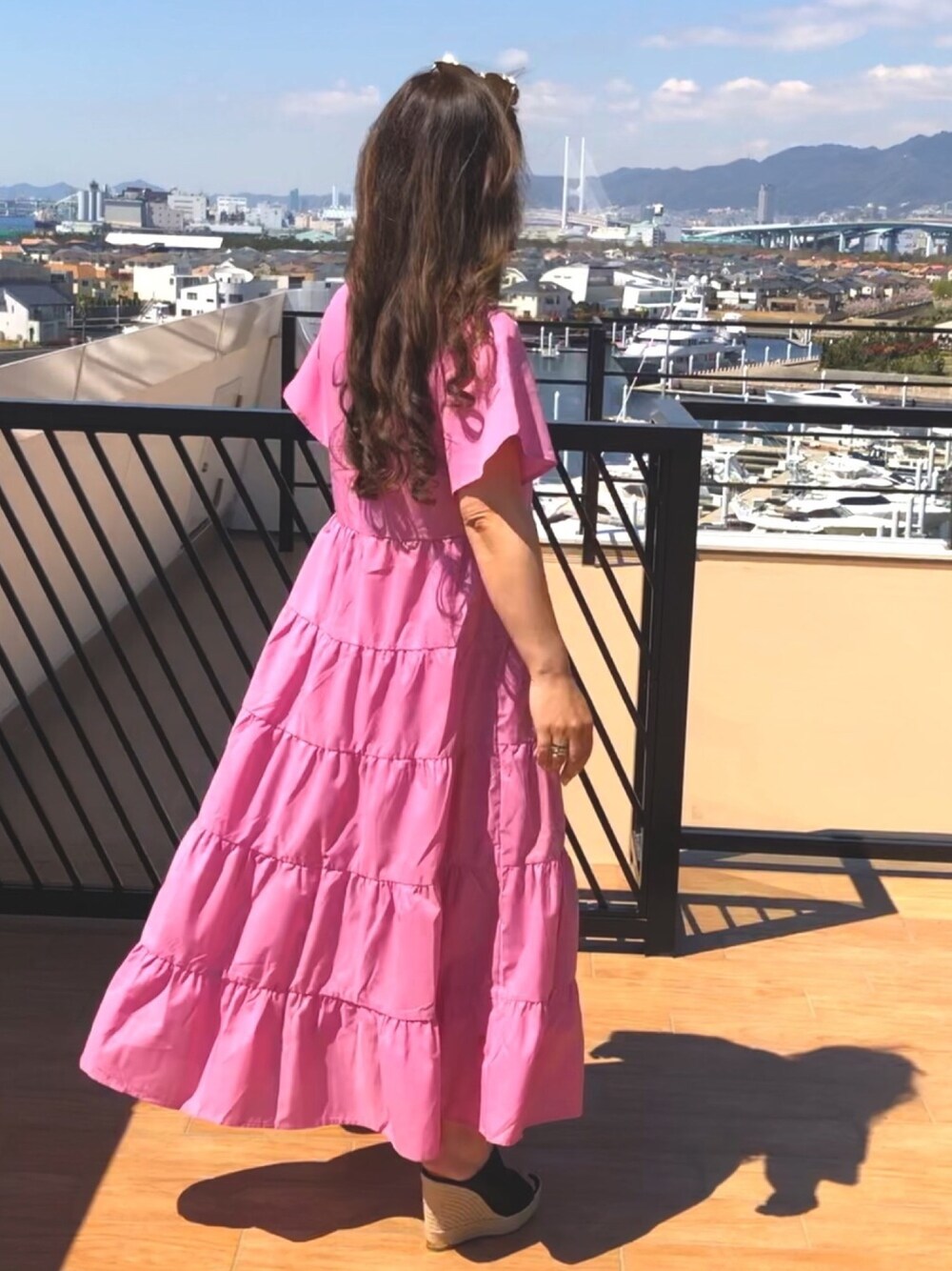 「夏、大人カジュアル、ロングワンピース、大人ガーリー、ティアードワンピース、ピンク、大人可愛い、大人女子」｜「KOBE LETTUCEのティアードボリュームマキシワンピース（ワンピース、ピンク系）」を使った、ayuさん（レディース・160cm）の夏コーディネートの1枚目の写真
