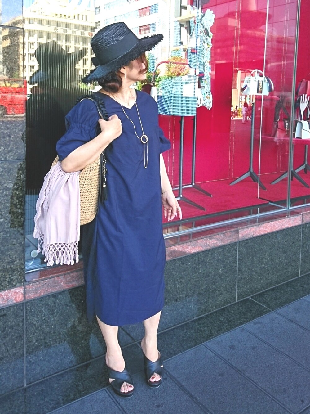 ブルー系のワンピースを着用したレディースの夏コーディネートの1枚目の写真