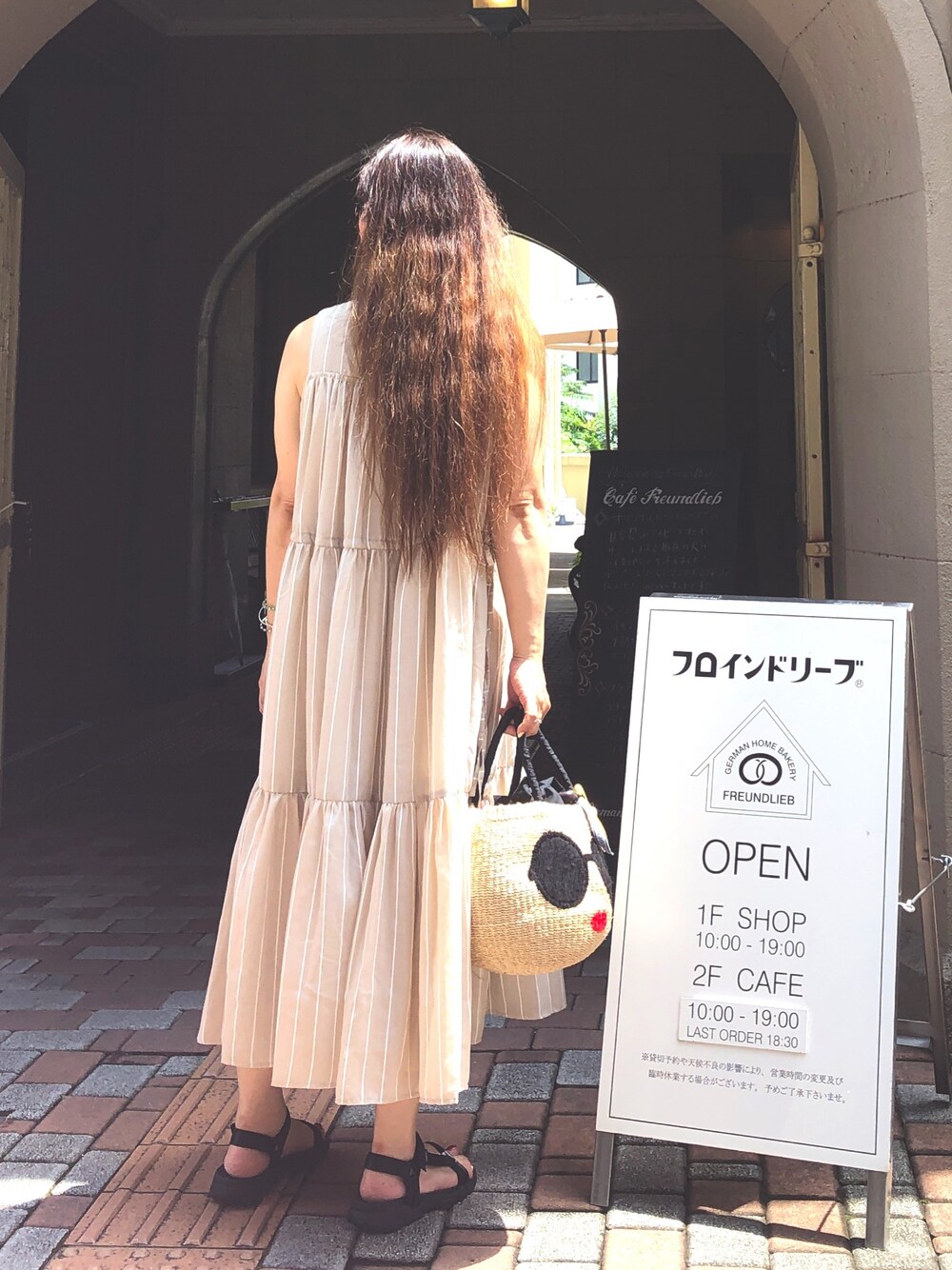 「シンプルコーデ、オトナカジュアル、休日スタイル、おしゃれさんと繋がりたい、着回しコーデ、ロングスカート、ティアード、大人可愛い、夏コーデ」｜「a-jolieの【A－Jolie】レディハンドバッグ（ハンドバッグ、ベージュ系）」を使った、ayuさん（レディース・160cm）の夏コーディネートの1枚目の写真