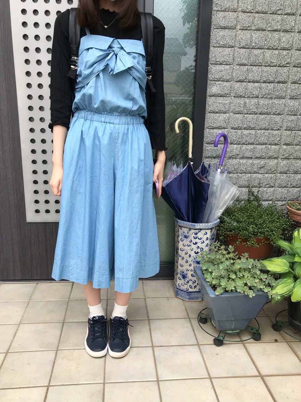 「大学生、低身長、キレイめカジュアル、雨の日コーデ、中学生、サロペット、リボン」｜「しまむらのアイテム（Tシャツ/カットソー、ブラック系）」を使った、るん☆さん（レディース・153cm）の夏コーディネートの1枚目の写真