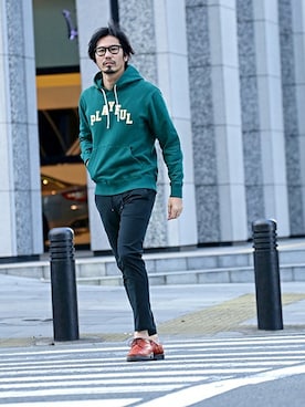 「アイテム（パーカー、グリーン系）」を使った、JEEさん（メンズ・182cm）の春コーディネート