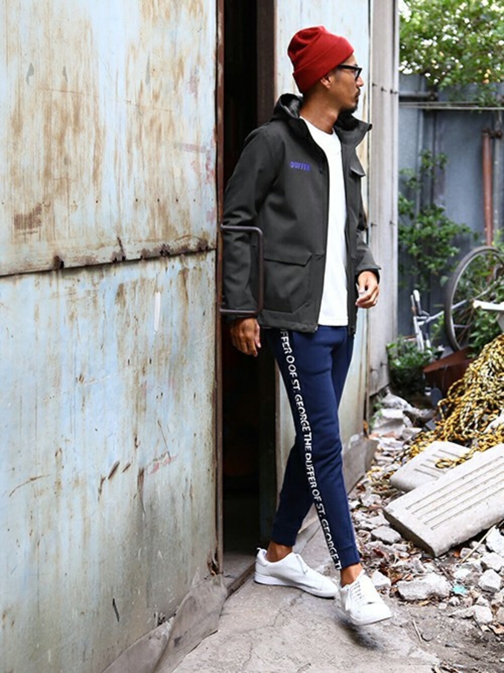 「スウェットパンツ、マウンテンパーカー、ウールコート、ロゴ、フード、ミックススタイル、DUFFER」｜「The DUFFER of ST.GEORGEの2WAY STRETCH WOOL LIKE PARKA：防風・撥水・ハイストレッチ ウールライクパーカー 機能素材アウター（マウンテンパーカー、グレー系）」を使った、JEEさん（メンズ・182cm）の秋コーディネートの1枚目の写真
