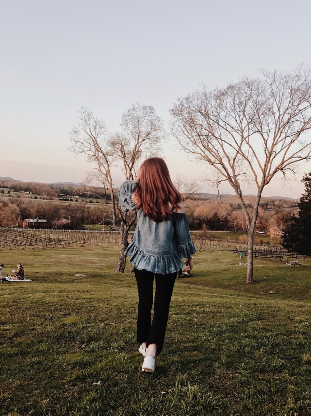 「ootd、outfit、summer、denim、casual、sneakers、STYLE」｜「Blank NYCのBLANK NYC Blank NYC Cold Shoulder Denim Top（トップス、ブルー系）」を使った、Maddie Greerさん（レディース・168cm）の春コーディネートの1枚目の写真